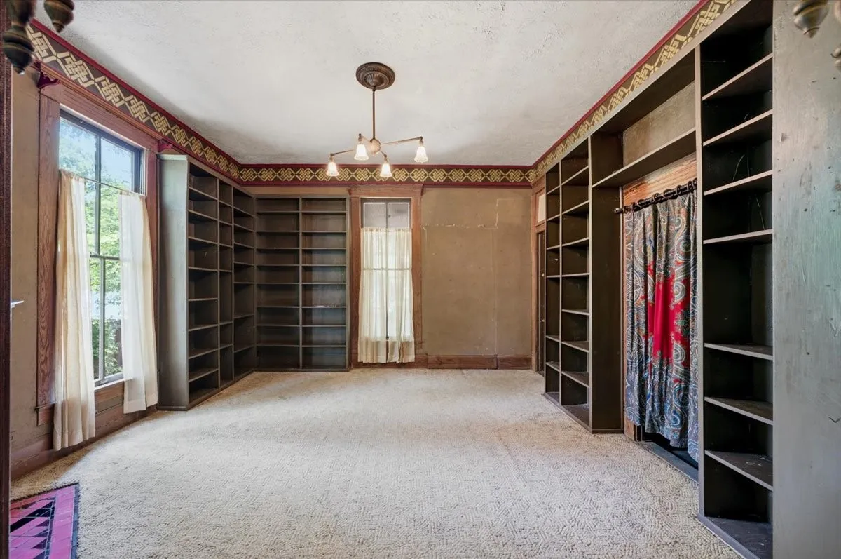 Single Family Residence For Sale in Ellis County , 200 S Hawkins Street, Waxahachie, Texas 75165, 4 Bedroom, 2 Bathroom, Garage spaces, 3,916 Sqft, built in 1880, mls#21302864, Real Estate Agent in Waxahachie, Homes For Sale in Ellis county, Homes For Sale in Waxahachie, Realtor in Waxahachie Texas, Real Estate Brokerage Independent Realty Texas, Luminita Cordes Realtor