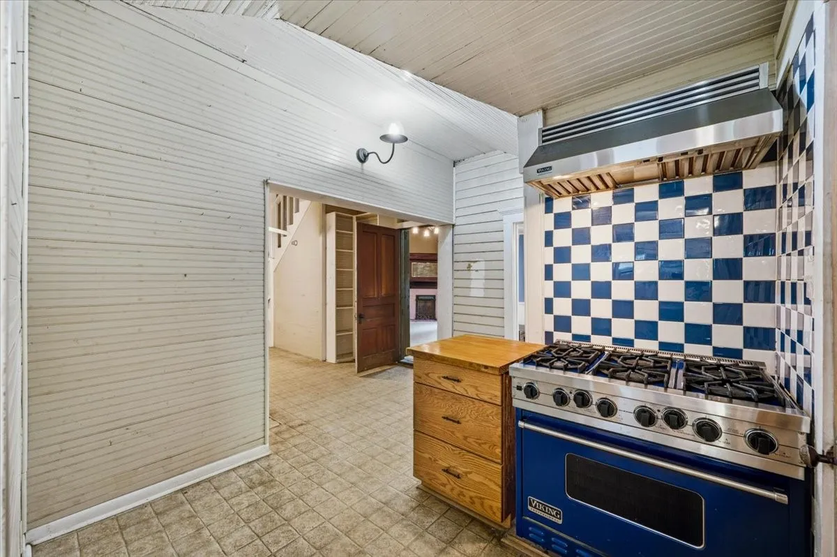 Single Family Residence For Sale in Ellis County , 200 S Hawkins Street, Waxahachie, Texas 75165, 4 Bedroom, 2 Bathroom, Garage spaces, 3,916 Sqft, built in 1880, mls#21302864, Real Estate Agent in Waxahachie, Homes For Sale in Ellis county, Homes For Sale in Waxahachie, Realtor in Waxahachie Texas, Real Estate Brokerage Independent Realty Texas, Luminita Cordes Realtor