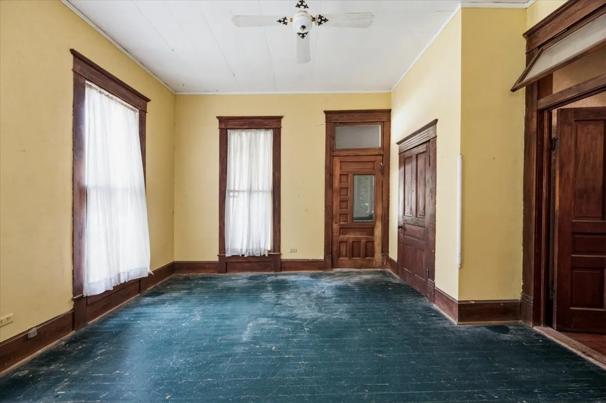Single Family Residence For Sale in Ellis County , 200 S Hawkins Street, Waxahachie, Texas 75165, 4 Bedroom, 2 Bathroom, Garage spaces, 3,916 Sqft, built in 1880, mls#21302864, Real Estate Agent in Waxahachie, Homes For Sale in Ellis county, Homes For Sale in Waxahachie, Realtor in Waxahachie Texas, Real Estate Brokerage Independent Realty Texas, Luminita Cordes Realtor