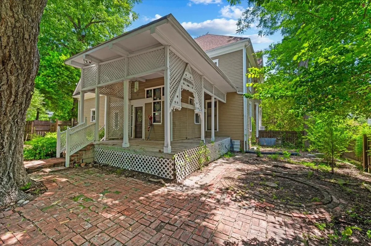 Single Family Residence For Sale in Ellis County , 200 S Hawkins Street, Waxahachie, Texas 75165, 4 Bedroom, 2 Bathroom, Garage spaces, 3,916 Sqft, built in 1880, mls#21302864, Real Estate Agent in Waxahachie, Homes For Sale in Ellis county, Homes For Sale in Waxahachie, Realtor in Waxahachie Texas, Real Estate Brokerage Independent Realty Texas, Luminita Cordes Realtor
