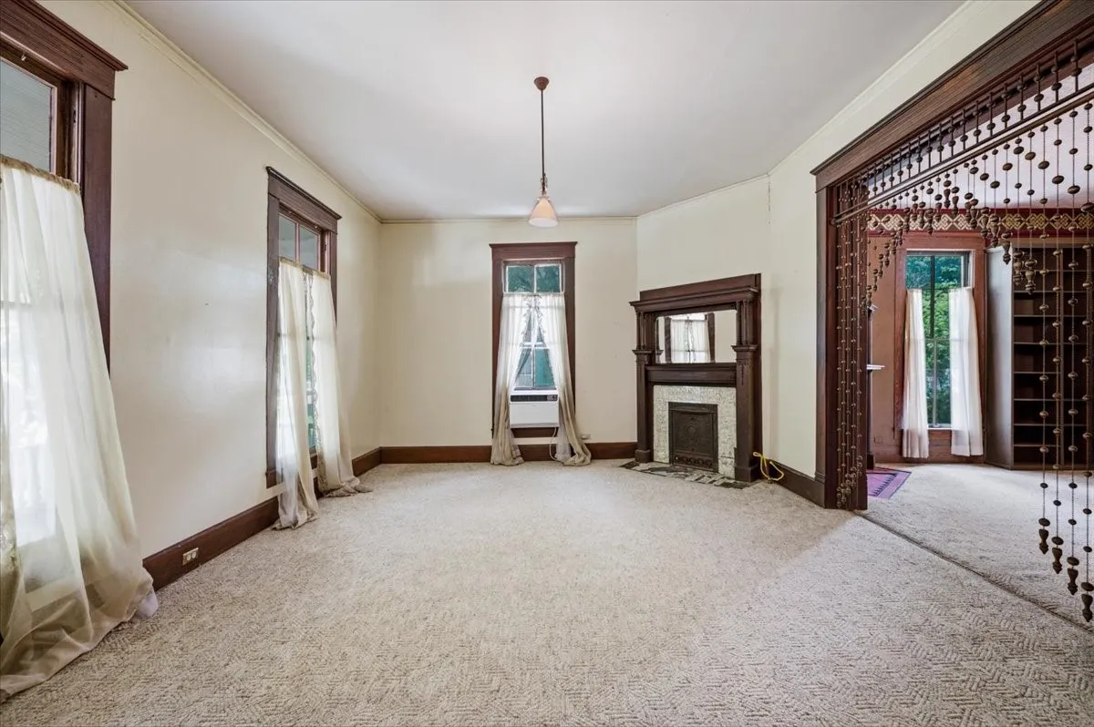 Single Family Residence For Sale in Ellis County , 200 S Hawkins Street, Waxahachie, Texas 75165, 4 Bedroom, 2 Bathroom, Garage spaces, 3,916 Sqft, built in 1880, mls#21302864, Real Estate Agent in Waxahachie, Homes For Sale in Ellis county, Homes For Sale in Waxahachie, Realtor in Waxahachie Texas, Real Estate Brokerage Independent Realty Texas, Luminita Cordes Realtor