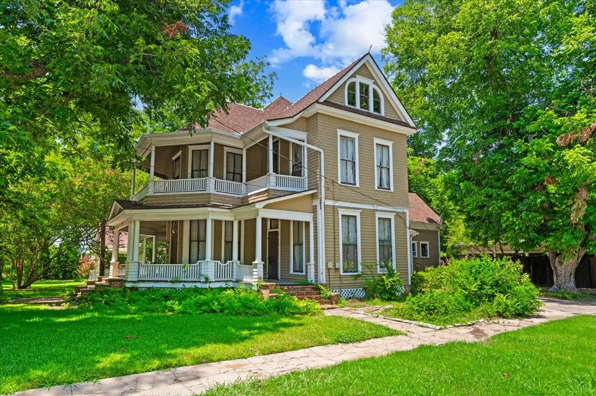 Single Family Residence For Sale in Ellis County , 200 S Hawkins Street, Waxahachie, Texas 75165, 4 Bedroom, 2 Bathroom, Garage spaces, 3,916 Sqft, built in 1880, mls#21302864, Real Estate Agent in Waxahachie, Homes For Sale in Ellis county, Homes For Sale in Waxahachie, Realtor in Waxahachie Texas, Real Estate Brokerage Independent Realty Texas, Luminita Cordes Realtor