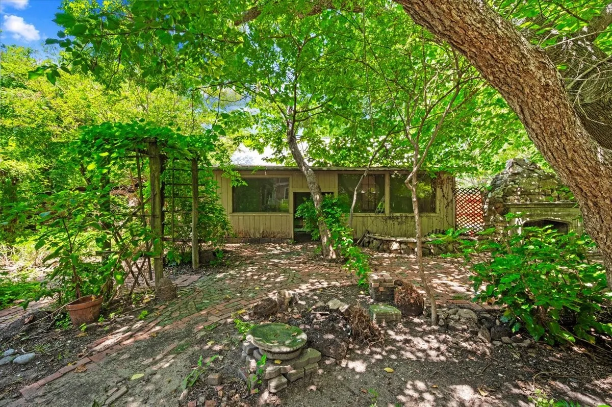 Single Family Residence For Sale in Ellis County , 200 S Hawkins Street, Waxahachie, Texas 75165, 4 Bedroom, 2 Bathroom, Garage spaces, 3,916 Sqft, built in 1880, mls#21302864, Real Estate Agent in Waxahachie, Homes For Sale in Ellis county, Homes For Sale in Waxahachie, Realtor in Waxahachie Texas, Real Estate Brokerage Independent Realty Texas, Luminita Cordes Realtor