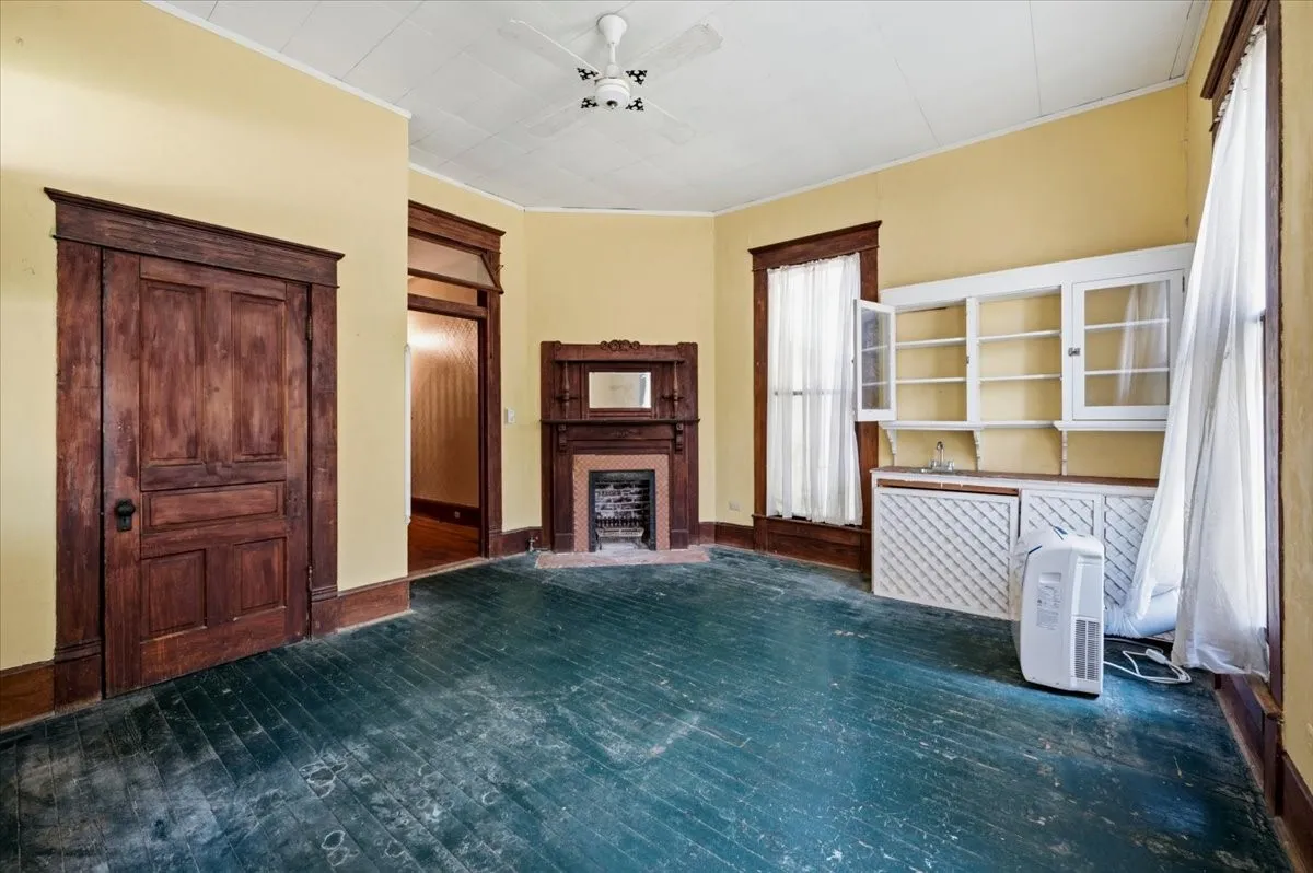 Single Family Residence For Sale in Ellis County , 200 S Hawkins Street, Waxahachie, Texas 75165, 4 Bedroom, 2 Bathroom, Garage spaces, 3,916 Sqft, built in 1880, mls#21302864, Real Estate Agent in Waxahachie, Homes For Sale in Ellis county, Homes For Sale in Waxahachie, Realtor in Waxahachie Texas, Real Estate Brokerage Independent Realty Texas, Luminita Cordes Realtor