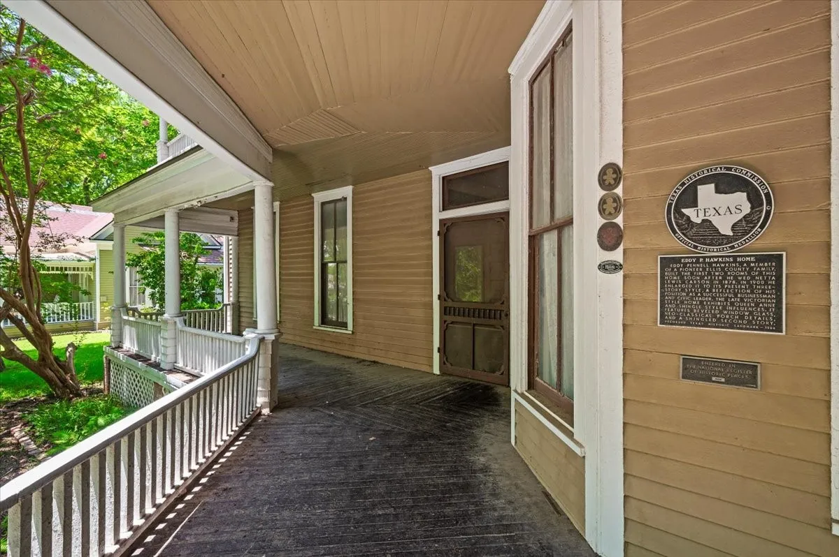 Single Family Residence For Sale in Ellis County , 200 S Hawkins Street, Waxahachie, Texas 75165, 4 Bedroom, 2 Bathroom, Garage spaces, 3,916 Sqft, built in 1880, mls#21302864, Real Estate Agent in Waxahachie, Homes For Sale in Ellis county, Homes For Sale in Waxahachie, Realtor in Waxahachie Texas, Real Estate Brokerage Independent Realty Texas, Luminita Cordes Realtor