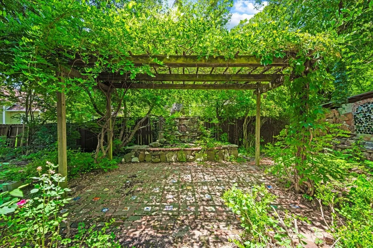 Single Family Residence For Sale in Ellis County , 200 S Hawkins Street, Waxahachie, Texas 75165, 4 Bedroom, 2 Bathroom, Garage spaces, 3,916 Sqft, built in 1880, mls#21302864, Real Estate Agent in Waxahachie, Homes For Sale in Ellis county, Homes For Sale in Waxahachie, Realtor in Waxahachie Texas, Real Estate Brokerage Independent Realty Texas, Luminita Cordes Realtor