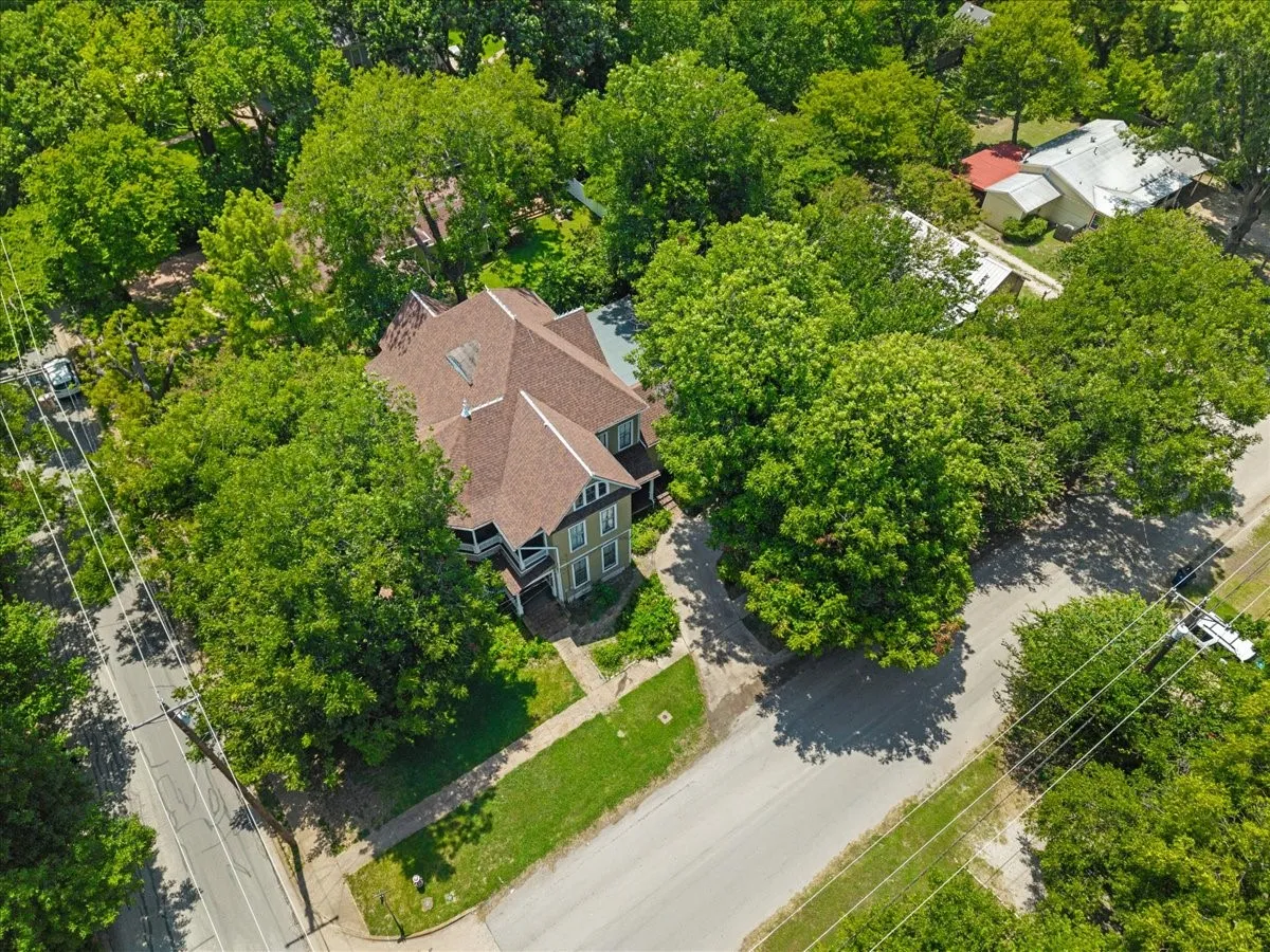 Single Family Residence For Sale in Ellis County , 200 S Hawkins Street, Waxahachie, Texas 75165, 4 Bedroom, 2 Bathroom, Garage spaces, 3,916 Sqft, built in 1880, mls#21302864, Real Estate Agent in Waxahachie, Homes For Sale in Ellis county, Homes For Sale in Waxahachie, Realtor in Waxahachie Texas, Real Estate Brokerage Independent Realty Texas, Luminita Cordes Realtor