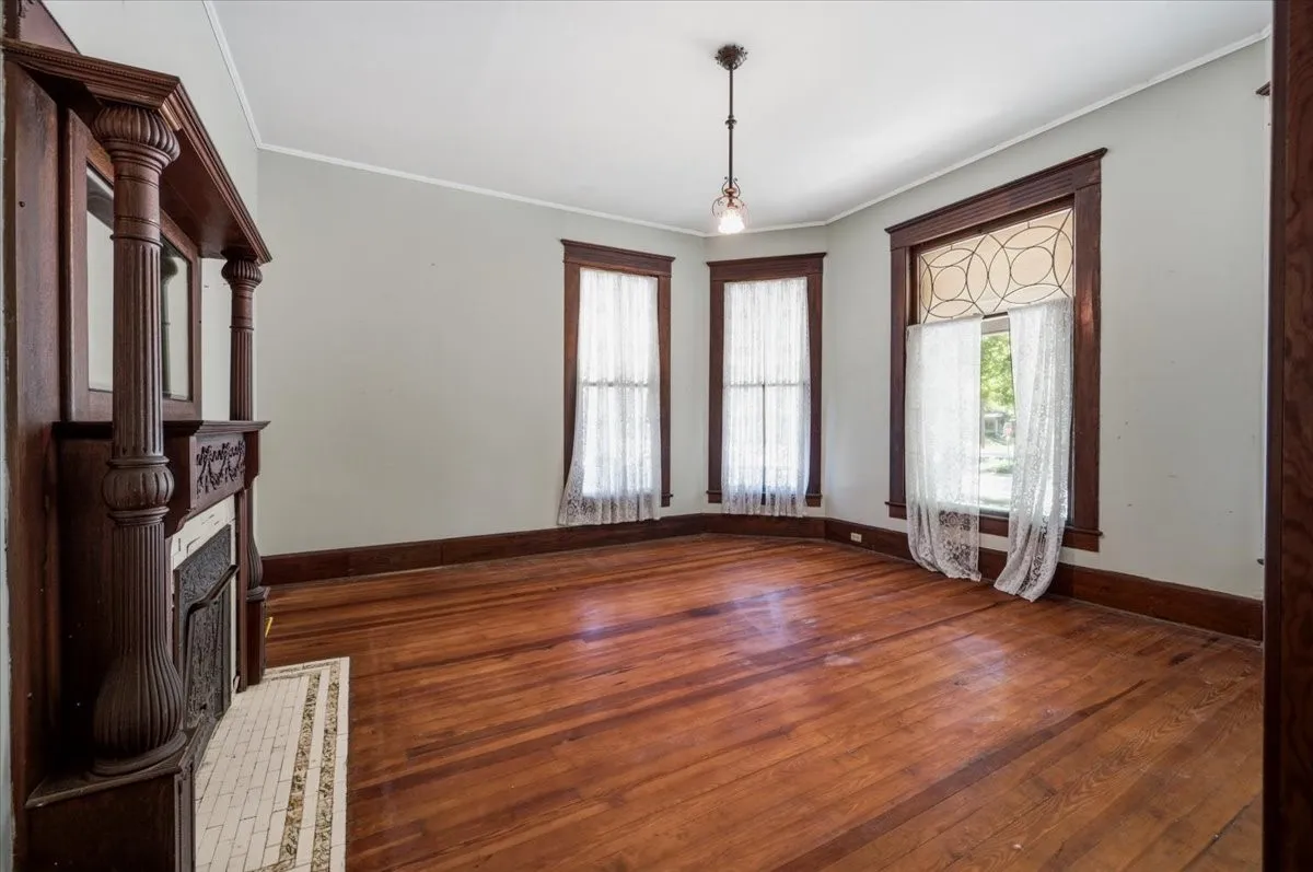Single Family Residence For Sale in Ellis County , 200 S Hawkins Street, Waxahachie, Texas 75165, 4 Bedroom, 2 Bathroom, Garage spaces, 3,916 Sqft, built in 1880, mls#21302864, Real Estate Agent in Waxahachie, Homes For Sale in Ellis county, Homes For Sale in Waxahachie, Realtor in Waxahachie Texas, Real Estate Brokerage Independent Realty Texas, Luminita Cordes Realtor