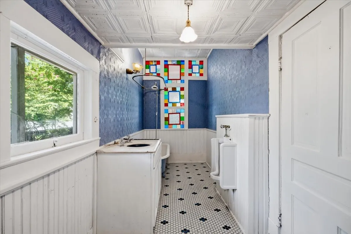 Single Family Residence For Sale in Ellis County , 200 S Hawkins Street, Waxahachie, Texas 75165, 4 Bedroom, 2 Bathroom, Garage spaces, 3,916 Sqft, built in 1880, mls#21302864, Real Estate Agent in Waxahachie, Homes For Sale in Ellis county, Homes For Sale in Waxahachie, Realtor in Waxahachie Texas, Real Estate Brokerage Independent Realty Texas, Luminita Cordes Realtor
