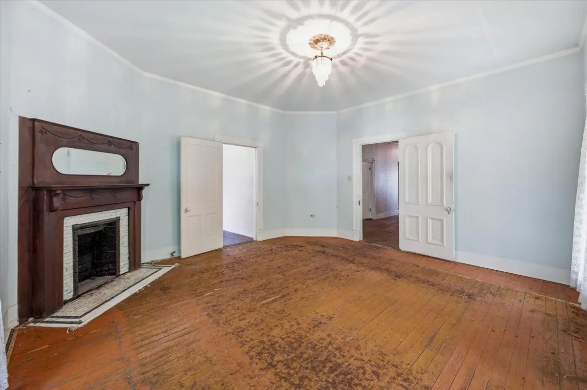 Single Family Residence For Sale in Ellis County , 200 S Hawkins Street, Waxahachie, Texas 75165, 4 Bedroom, 2 Bathroom, Garage spaces, 3,916 Sqft, built in 1880, mls#21302864, Real Estate Agent in Waxahachie, Homes For Sale in Ellis county, Homes For Sale in Waxahachie, Realtor in Waxahachie Texas, Real Estate Brokerage Independent Realty Texas, Luminita Cordes Realtor