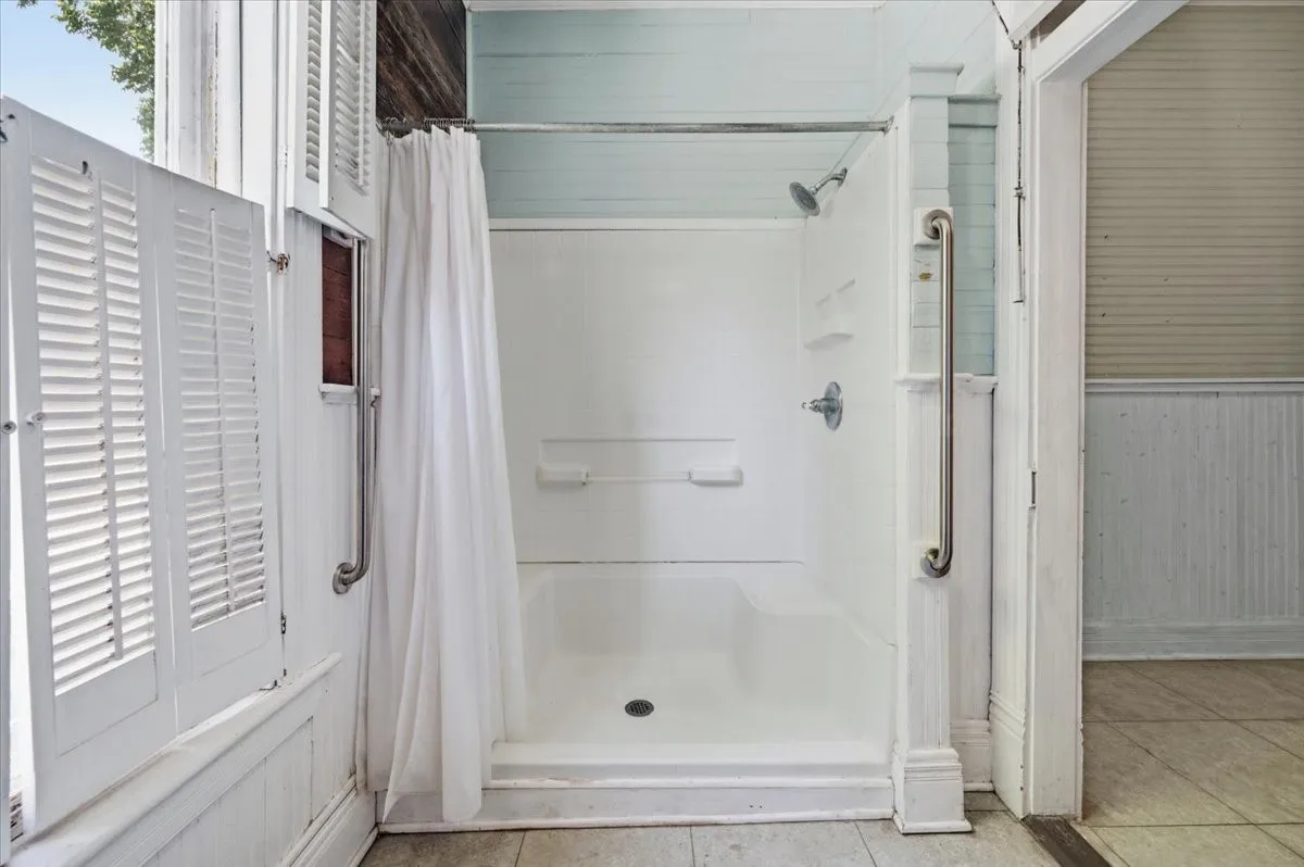 Single Family Residence For Sale in Ellis County , 200 S Hawkins Street, Waxahachie, Texas 75165, 4 Bedroom, 2 Bathroom, Garage spaces, 3,916 Sqft, built in 1880, mls#21302864, Real Estate Agent in Waxahachie, Homes For Sale in Ellis county, Homes For Sale in Waxahachie, Realtor in Waxahachie Texas, Real Estate Brokerage Independent Realty Texas, Luminita Cordes Realtor