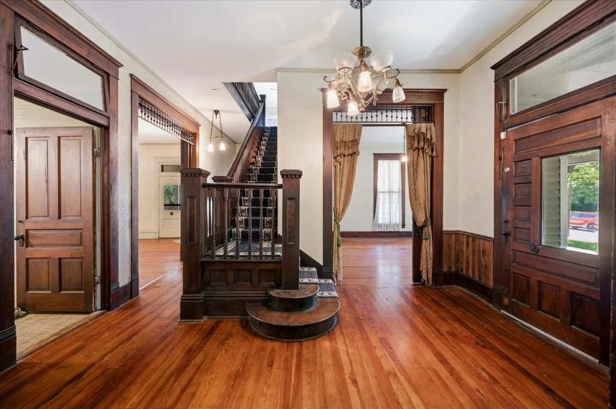 Single Family Residence For Sale in Ellis County , 200 S Hawkins Street, Waxahachie, Texas 75165, 4 Bedroom, 2 Bathroom, Garage spaces, 3,916 Sqft, built in 1880, mls#21302864, Real Estate Agent in Waxahachie, Homes For Sale in Ellis county, Homes For Sale in Waxahachie, Realtor in Waxahachie Texas, Real Estate Brokerage Independent Realty Texas, Luminita Cordes Realtor