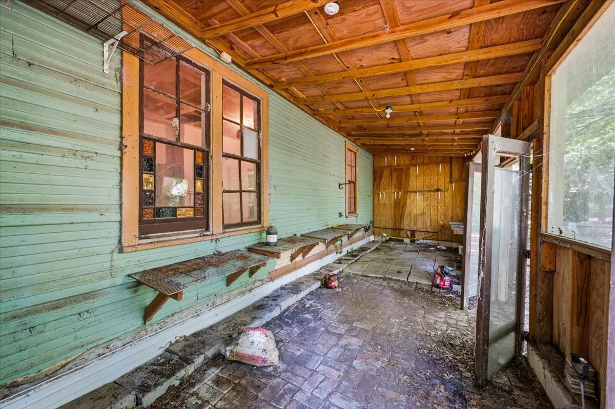 Single Family Residence For Sale in Ellis County , 200 S Hawkins Street, Waxahachie, Texas 75165, 4 Bedroom, 2 Bathroom, Garage spaces, 3,916 Sqft, built in 1880, mls#21302864, Real Estate Agent in Waxahachie, Homes For Sale in Ellis county, Homes For Sale in Waxahachie, Realtor in Waxahachie Texas, Real Estate Brokerage Independent Realty Texas, Luminita Cordes Realtor