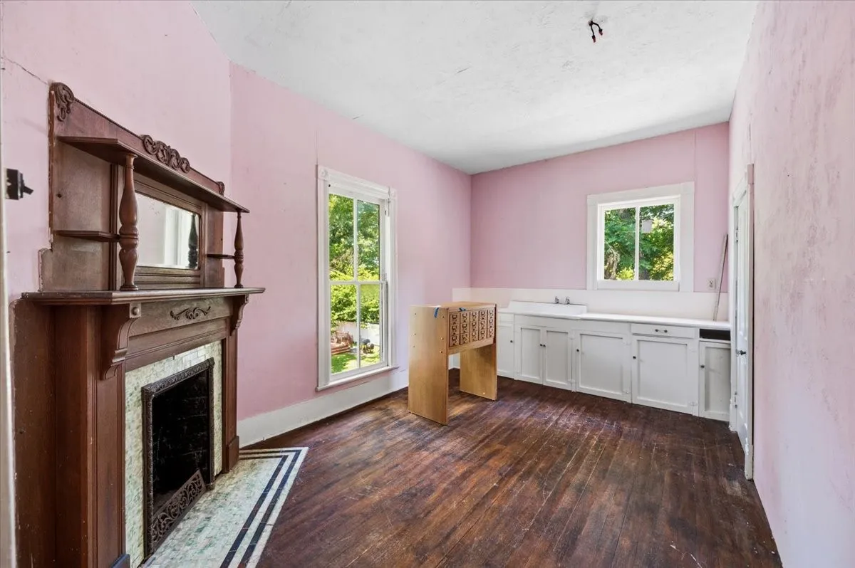 Single Family Residence For Sale in Ellis County , 200 S Hawkins Street, Waxahachie, Texas 75165, 4 Bedroom, 2 Bathroom, Garage spaces, 3,916 Sqft, built in 1880, mls#21302864, Real Estate Agent in Waxahachie, Homes For Sale in Ellis county, Homes For Sale in Waxahachie, Realtor in Waxahachie Texas, Real Estate Brokerage Independent Realty Texas, Luminita Cordes Realtor