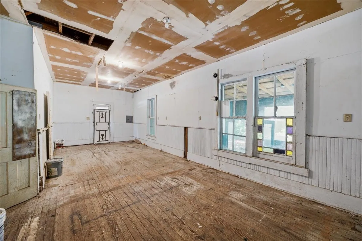 Single Family Residence For Sale in Ellis County , 200 S Hawkins Street, Waxahachie, Texas 75165, 4 Bedroom, 2 Bathroom, Garage spaces, 3,916 Sqft, built in 1880, mls#21302864, Real Estate Agent in Waxahachie, Homes For Sale in Ellis county, Homes For Sale in Waxahachie, Realtor in Waxahachie Texas, Real Estate Brokerage Independent Realty Texas, Luminita Cordes Realtor