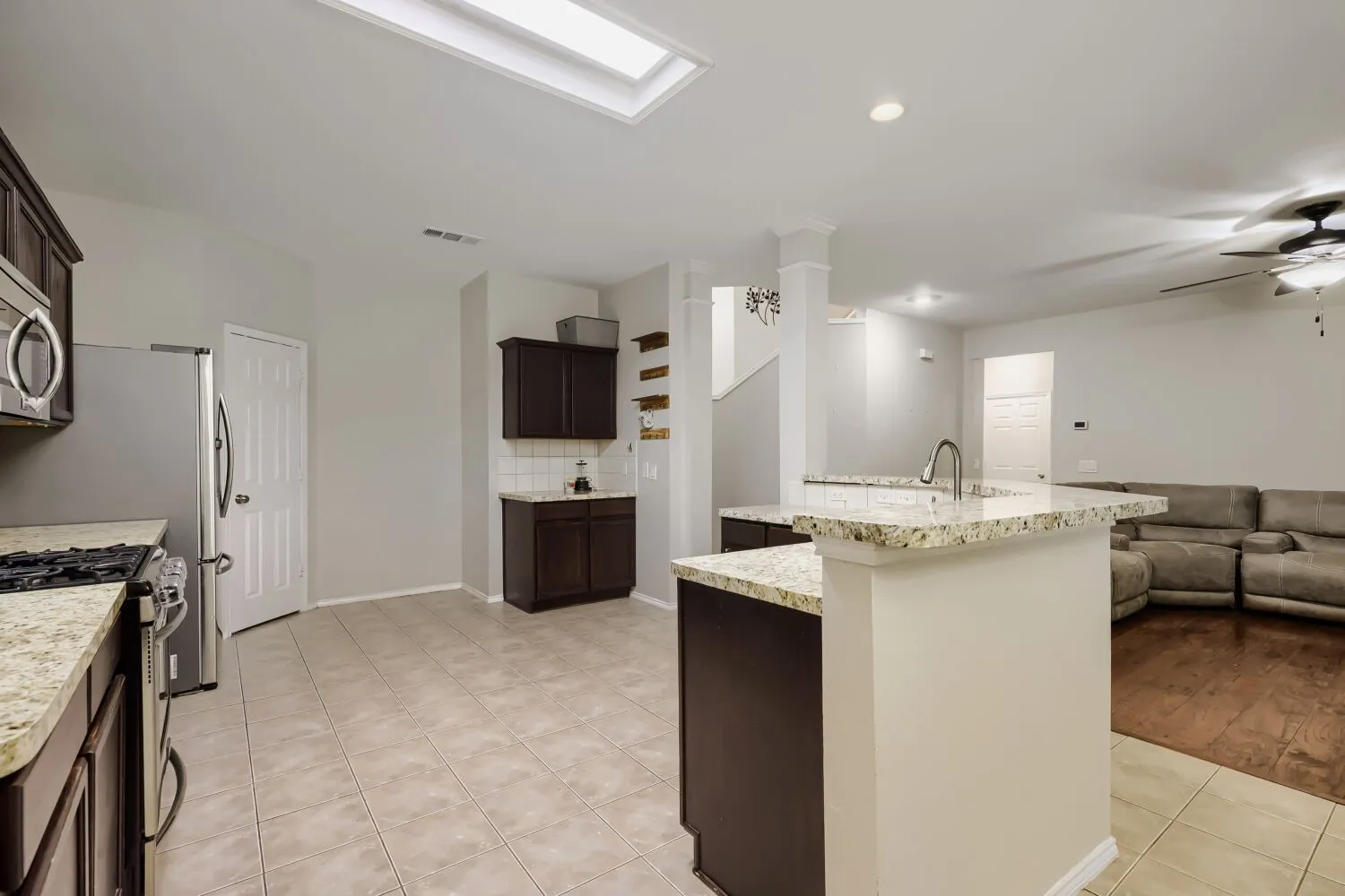 Single Family Residence For Sale in Denton County , 2412 Loon Lake Road, Denton, Texas 76210, 4 Bedroom, 3 Bathroom, 2 Garage spaces, 2,861 Sqft, built in 2000, mls#21293474, Real Estate Agent in Denton, Homes For Sale in Denton county, Homes For Sale in Denton, Realtor in Denton Texas, Real Estate Brokerage Independent Realty Texas, Luminita Cordes Realtor