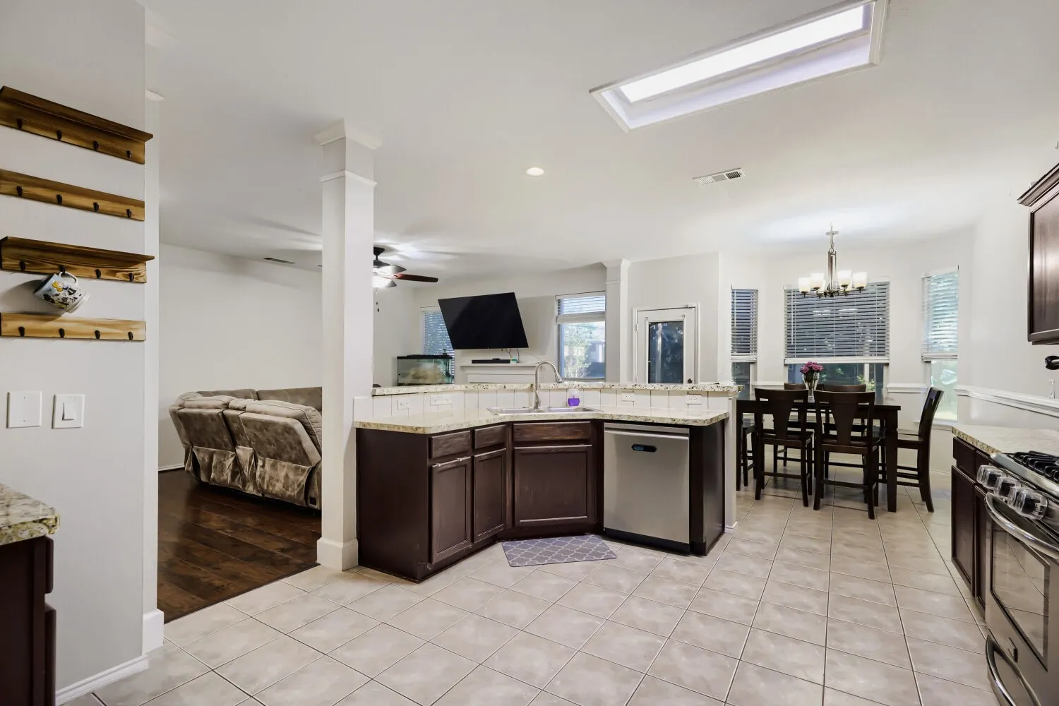 Single Family Residence For Sale in Denton County , 2412 Loon Lake Road, Denton, Texas 76210, 4 Bedroom, 3 Bathroom, 2 Garage spaces, 2,861 Sqft, built in 2000, mls#21293474, Real Estate Agent in Denton, Homes For Sale in Denton county, Homes For Sale in Denton, Realtor in Denton Texas, Real Estate Brokerage Independent Realty Texas, Luminita Cordes Realtor