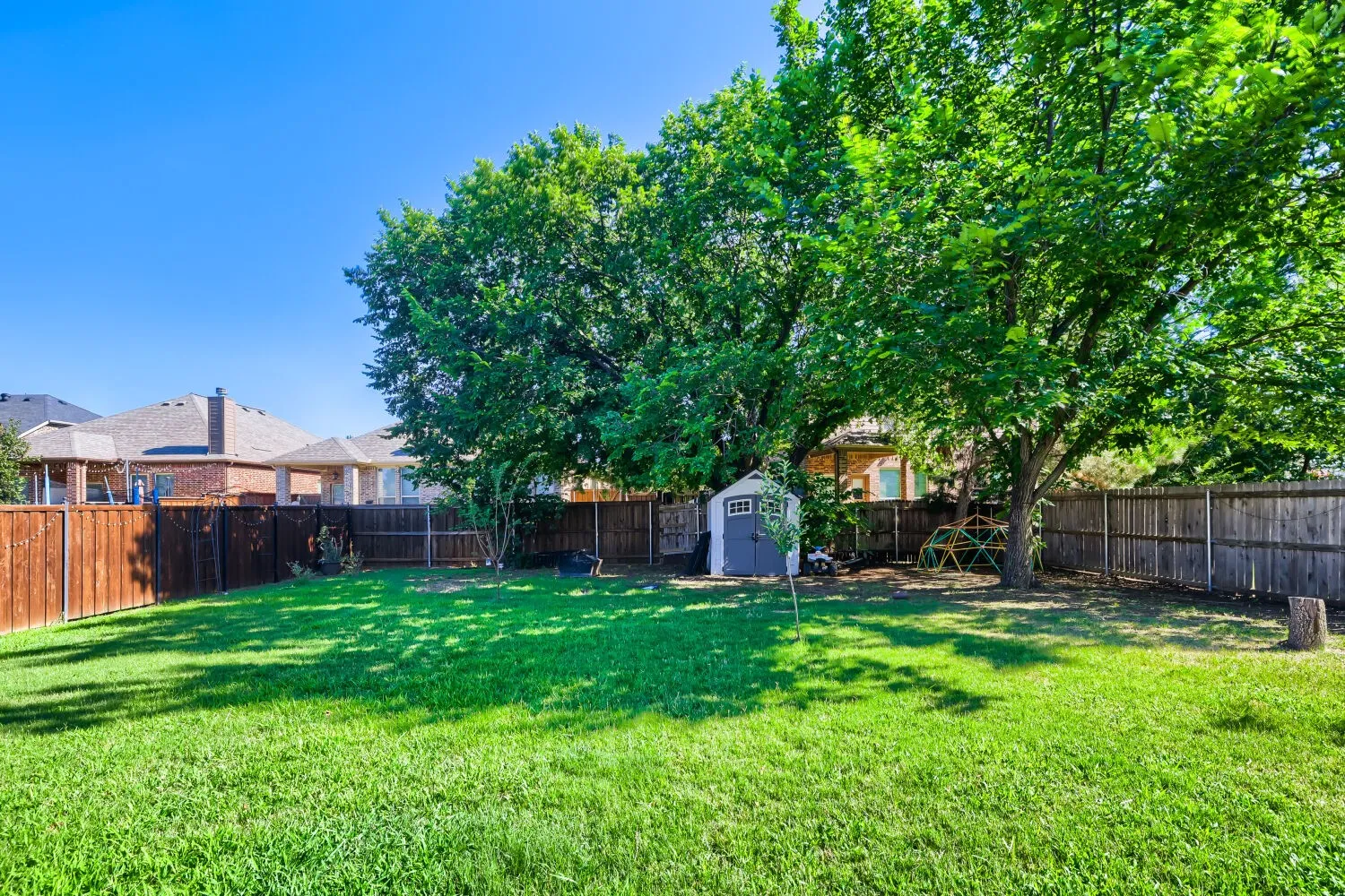 Single Family Residence For Sale in Denton County , 2412 Loon Lake Road, Denton, Texas 76210, 4 Bedroom, 3 Bathroom, 2 Garage spaces, 2,861 Sqft, built in 2000, mls#21293474, Real Estate Agent in Denton, Homes For Sale in Denton county, Homes For Sale in Denton, Realtor in Denton Texas, Real Estate Brokerage Independent Realty Texas, Luminita Cordes Realtor