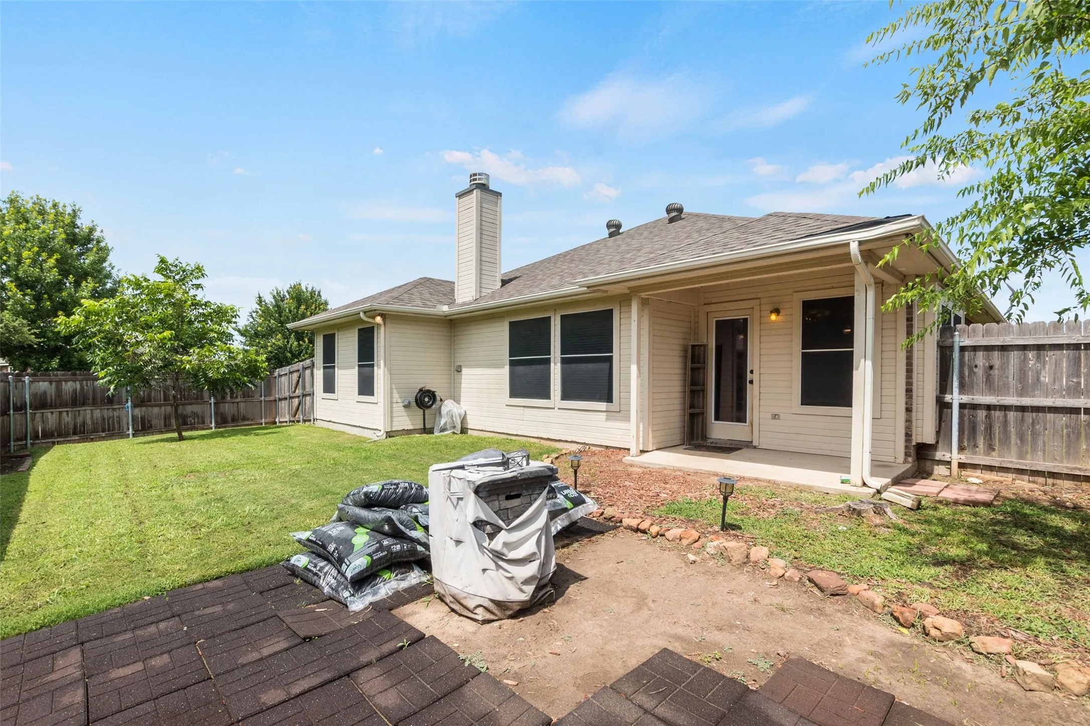Single Family Residence For Sale in Parker County , 112 Bridlewood Street, Azle, Texas 76020, 3 Bedroom, 2 Bathroom, 2 Garage spaces, 1,731 Sqft, built in 2005, mls#21302909, Real Estate Agent in Azle, Homes For Sale in Parker county, Homes For Sale in Azle, Realtor in Azle Texas, Real Estate Brokerage Independent Realty Texas, Luminita Cordes Realtor
