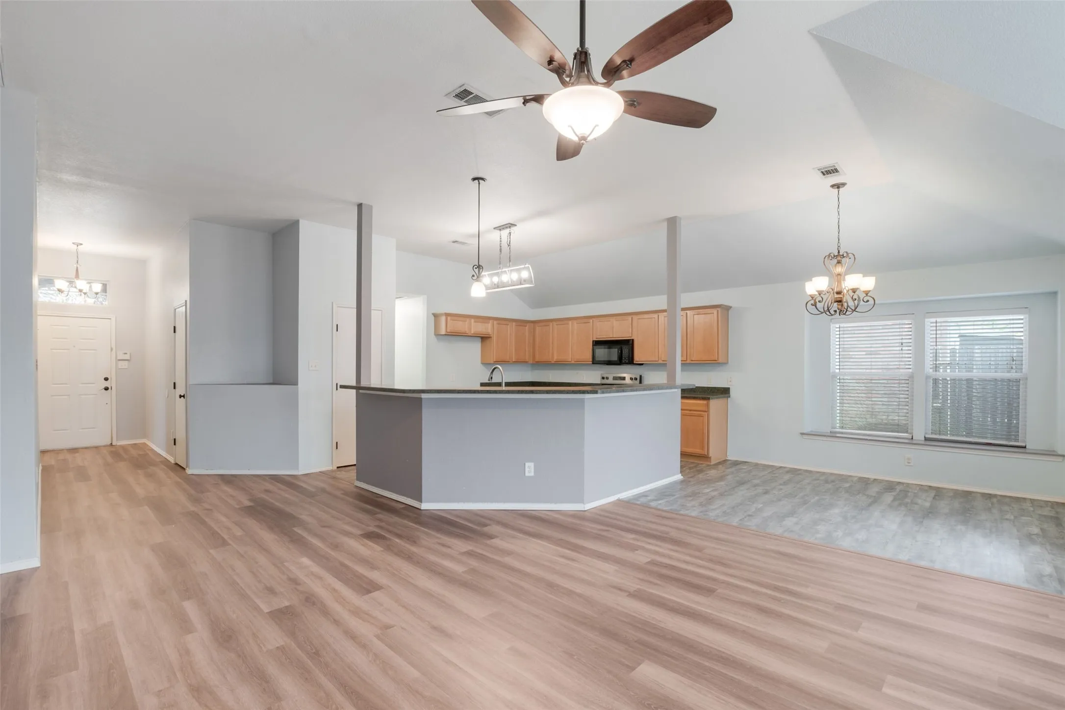 Single Family Residence For Sale in Parker County , 112 Bridlewood Street, Azle, Texas 76020, 3 Bedroom, 2 Bathroom, 2 Garage spaces, 1,731 Sqft, built in 2005, mls#21302909, Real Estate Agent in Azle, Homes For Sale in Parker county, Homes For Sale in Azle, Realtor in Azle Texas, Real Estate Brokerage Independent Realty Texas, Luminita Cordes Realtor