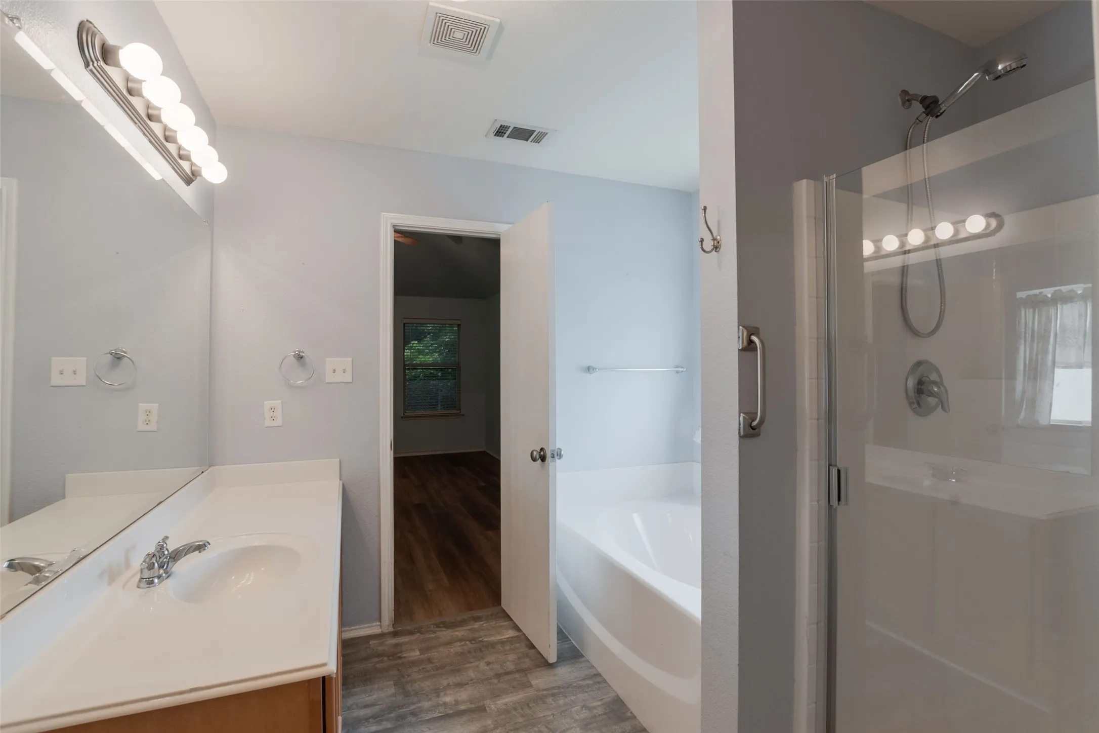 Single Family Residence For Sale in Parker County , 112 Bridlewood Street, Azle, Texas 76020, 3 Bedroom, 2 Bathroom, 2 Garage spaces, 1,731 Sqft, built in 2005, mls#21302909, Real Estate Agent in Azle, Homes For Sale in Parker county, Homes For Sale in Azle, Realtor in Azle Texas, Real Estate Brokerage Independent Realty Texas, Luminita Cordes Realtor