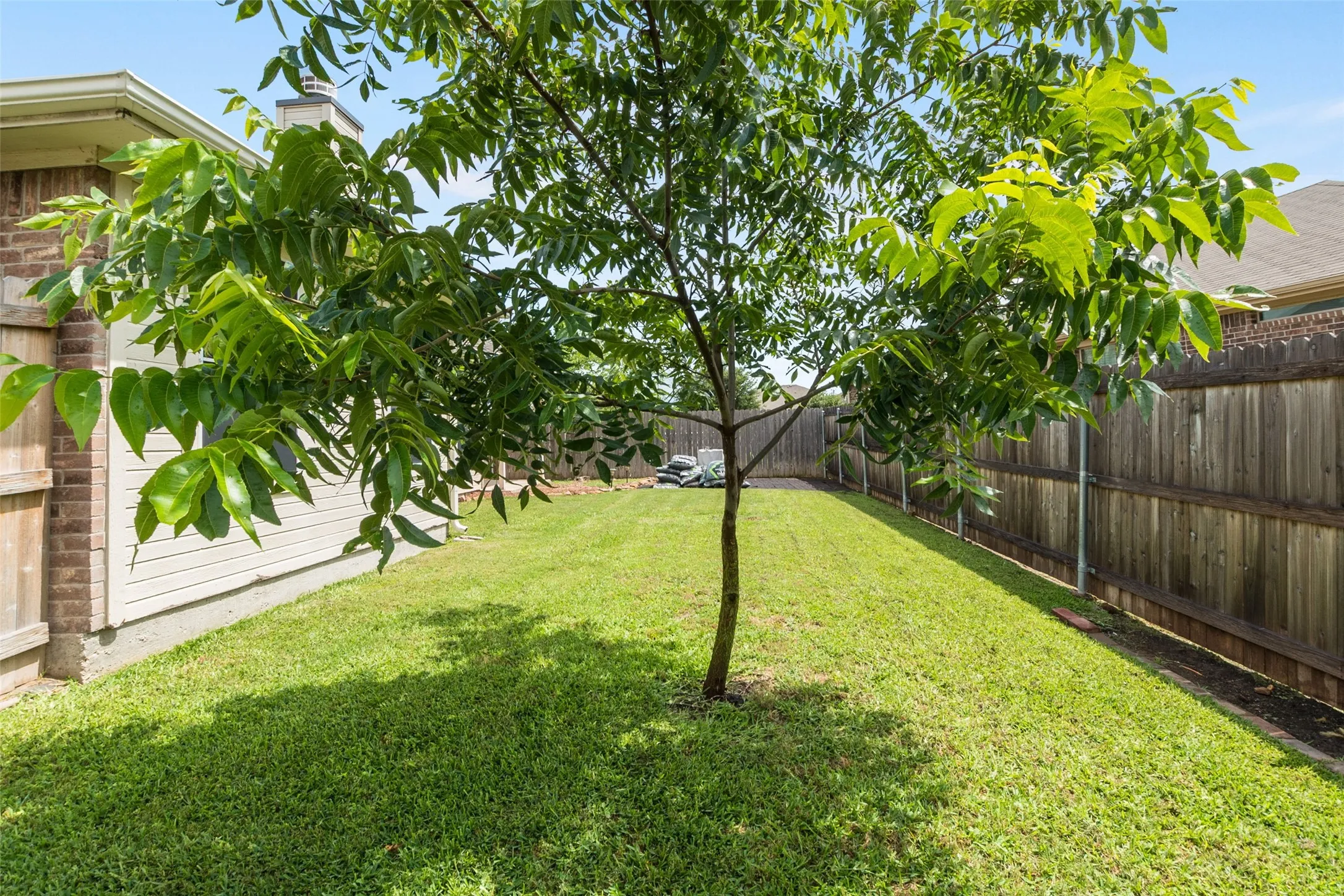 Single Family Residence For Sale in Parker County , 112 Bridlewood Street, Azle, Texas 76020, 3 Bedroom, 2 Bathroom, 2 Garage spaces, 1,731 Sqft, built in 2005, mls#21302909, Real Estate Agent in Azle, Homes For Sale in Parker county, Homes For Sale in Azle, Realtor in Azle Texas, Real Estate Brokerage Independent Realty Texas, Luminita Cordes Realtor