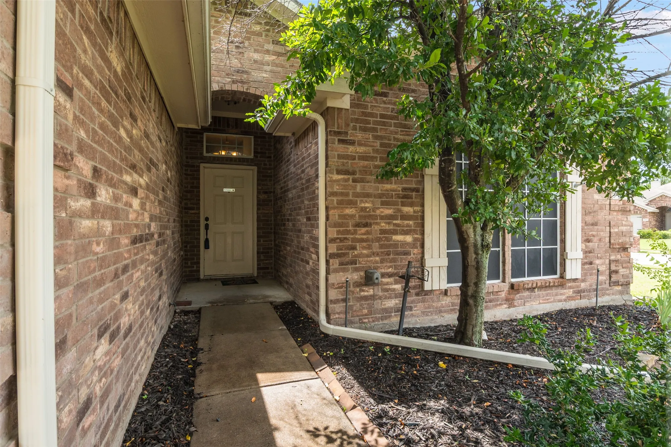 Single Family Residence For Sale in Parker County , 112 Bridlewood Street, Azle, Texas 76020, 3 Bedroom, 2 Bathroom, 2 Garage spaces, 1,731 Sqft, built in 2005, mls#21302909, Real Estate Agent in Azle, Homes For Sale in Parker county, Homes For Sale in Azle, Realtor in Azle Texas, Real Estate Brokerage Independent Realty Texas, Luminita Cordes Realtor