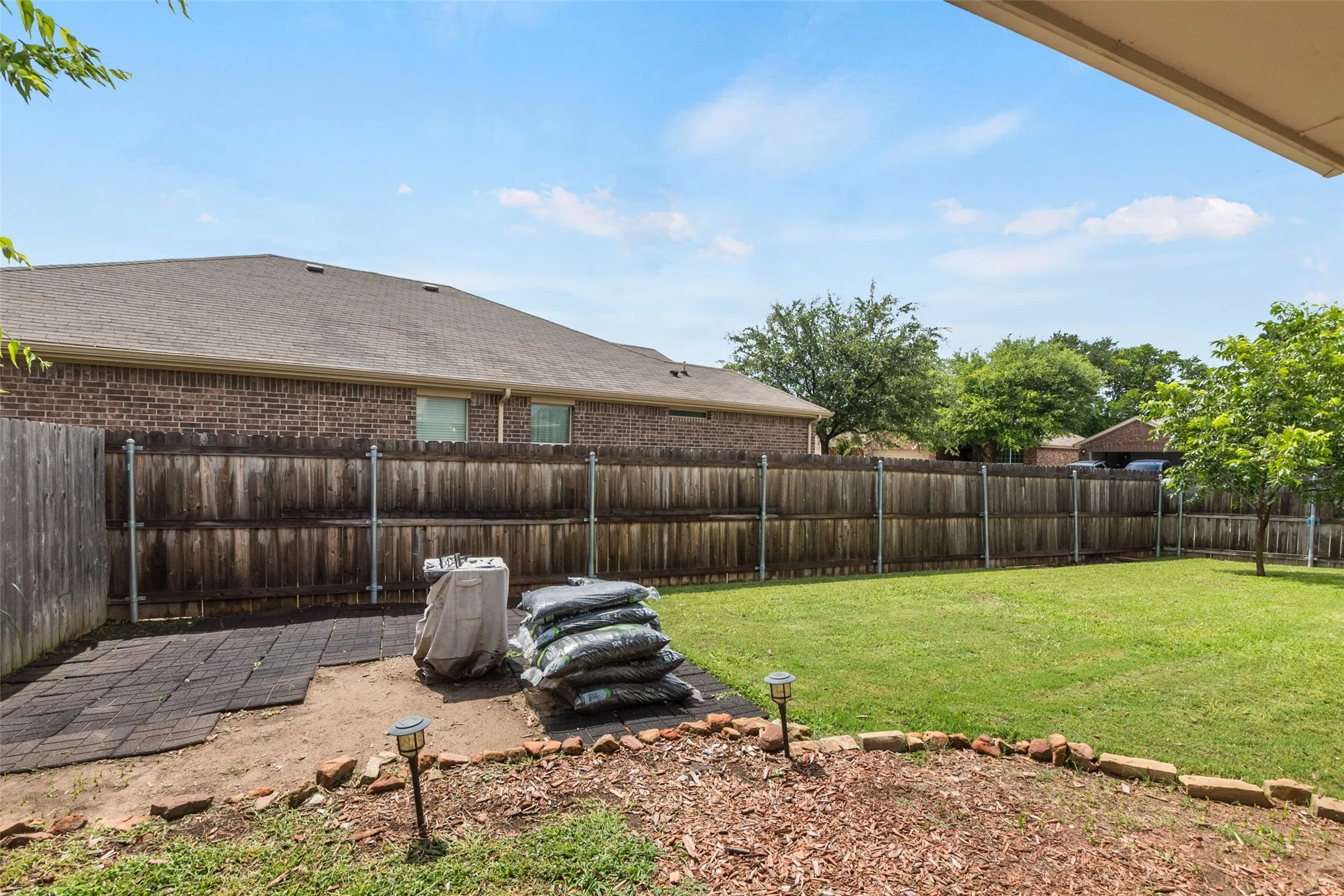 Single Family Residence For Sale in Parker County , 112 Bridlewood Street, Azle, Texas 76020, 3 Bedroom, 2 Bathroom, 2 Garage spaces, 1,731 Sqft, built in 2005, mls#21302909, Real Estate Agent in Azle, Homes For Sale in Parker county, Homes For Sale in Azle, Realtor in Azle Texas, Real Estate Brokerage Independent Realty Texas, Luminita Cordes Realtor