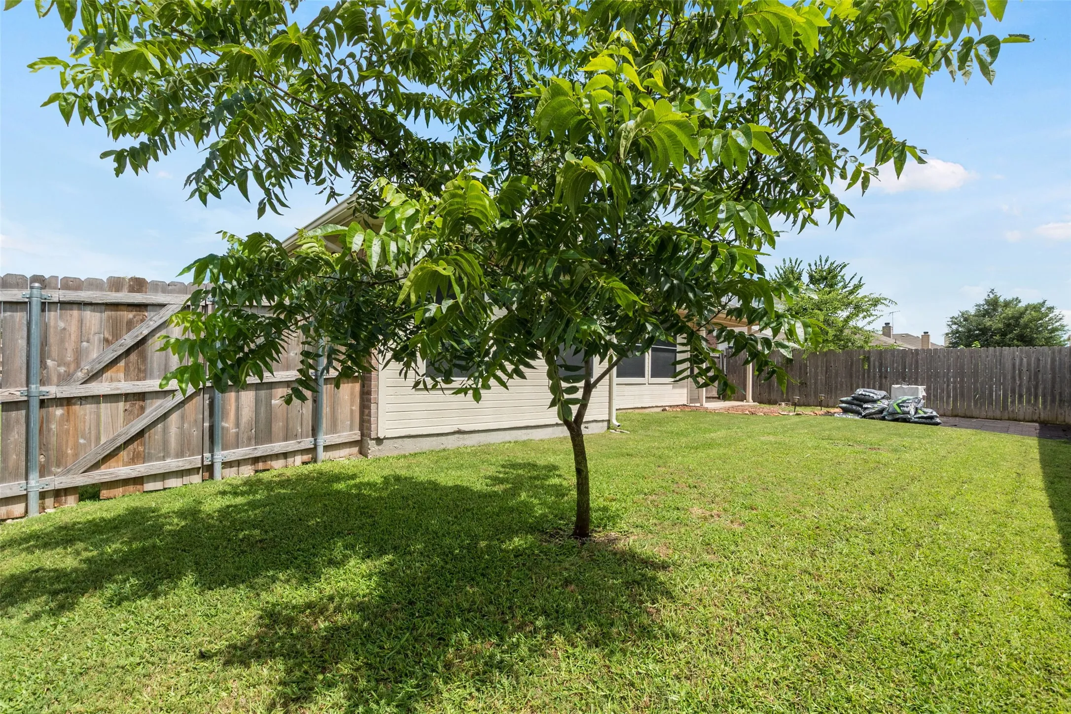 Single Family Residence For Sale in Parker County , 112 Bridlewood Street, Azle, Texas 76020, 3 Bedroom, 2 Bathroom, 2 Garage spaces, 1,731 Sqft, built in 2005, mls#21302909, Real Estate Agent in Azle, Homes For Sale in Parker county, Homes For Sale in Azle, Realtor in Azle Texas, Real Estate Brokerage Independent Realty Texas, Luminita Cordes Realtor