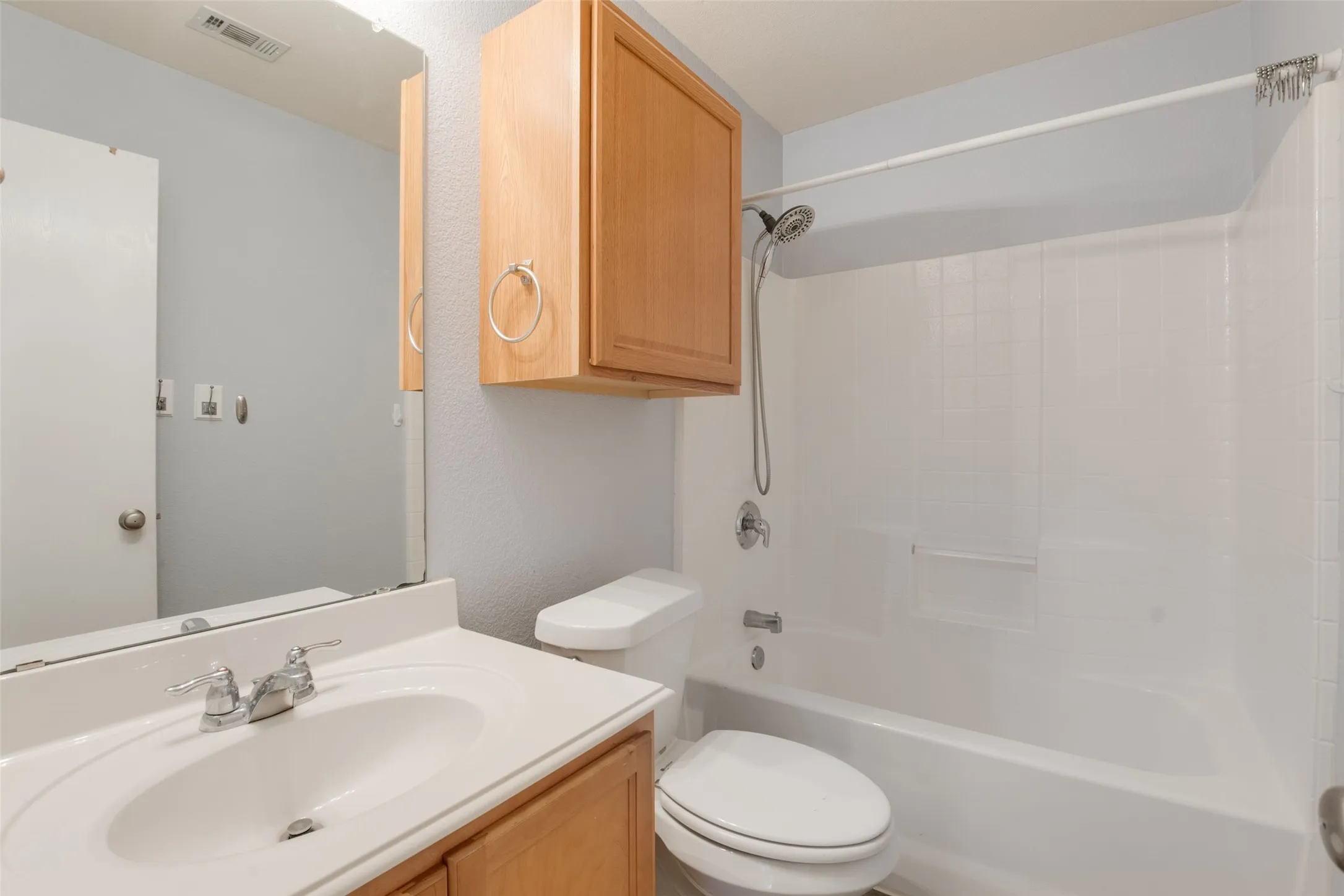Single Family Residence For Sale in Parker County , 112 Bridlewood Street, Azle, Texas 76020, 3 Bedroom, 2 Bathroom, 2 Garage spaces, 1,731 Sqft, built in 2005, mls#21302909, Real Estate Agent in Azle, Homes For Sale in Parker county, Homes For Sale in Azle, Realtor in Azle Texas, Real Estate Brokerage Independent Realty Texas, Luminita Cordes Realtor