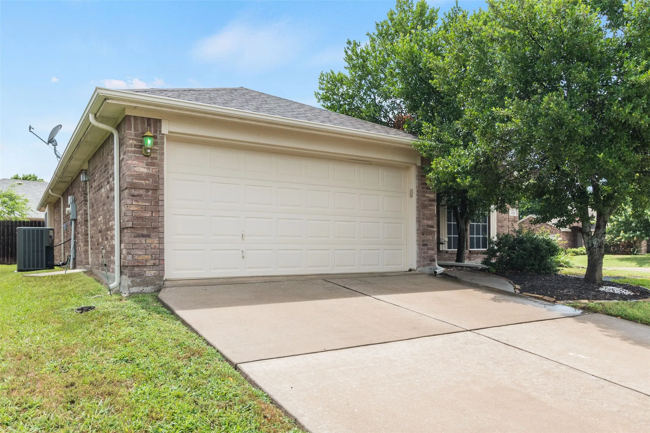 Single Family Residence For Sale in Parker County , 112 Bridlewood Street, Azle, Texas 76020, 3 Bedroom, 2 Bathroom, 2 Garage spaces, 1,731 Sqft, built in 2005, mls#21302909, Real Estate Agent in Azle, Homes For Sale in Parker county, Homes For Sale in Azle, Realtor in Azle Texas, Real Estate Brokerage Independent Realty Texas, Luminita Cordes Realtor
