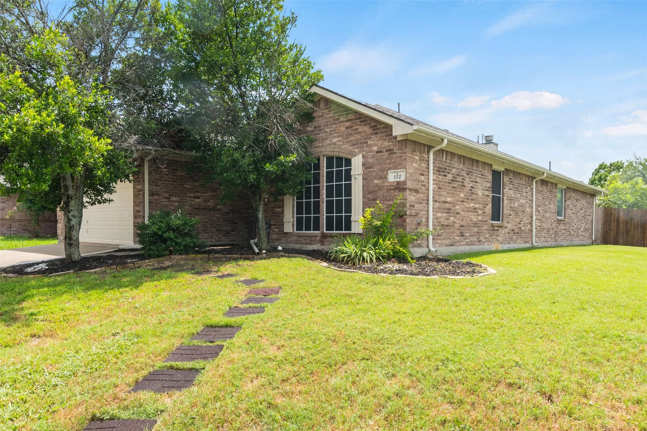 Single Family Residence For Sale in Parker County , 112 Bridlewood Street, Azle, Texas 76020, 3 Bedroom, 2 Bathroom, 2 Garage spaces, 1,731 Sqft, built in 2005, mls#21302909, Real Estate Agent in Azle, Homes For Sale in Parker county, Homes For Sale in Azle, Realtor in Azle Texas, Real Estate Brokerage Independent Realty Texas, Luminita Cordes Realtor