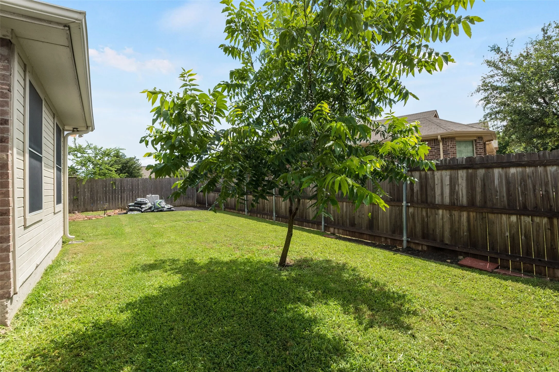 Single Family Residence For Sale in Parker County , 112 Bridlewood Street, Azle, Texas 76020, 3 Bedroom, 2 Bathroom, 2 Garage spaces, 1,731 Sqft, built in 2005, mls#21302909, Real Estate Agent in Azle, Homes For Sale in Parker county, Homes For Sale in Azle, Realtor in Azle Texas, Real Estate Brokerage Independent Realty Texas, Luminita Cordes Realtor
