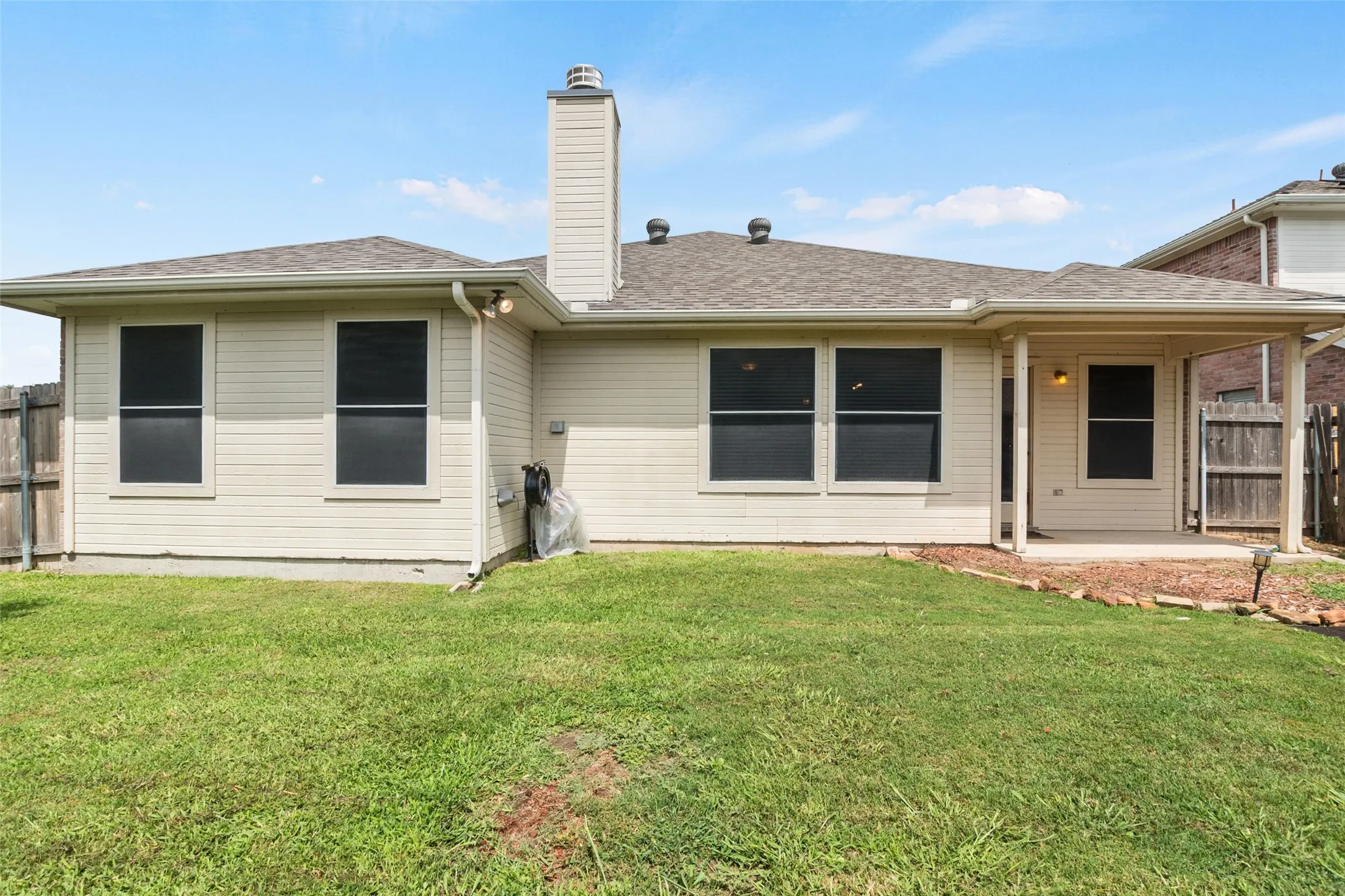 Single Family Residence For Sale in Parker County , 112 Bridlewood Street, Azle, Texas 76020, 3 Bedroom, 2 Bathroom, 2 Garage spaces, 1,731 Sqft, built in 2005, mls#21302909, Real Estate Agent in Azle, Homes For Sale in Parker county, Homes For Sale in Azle, Realtor in Azle Texas, Real Estate Brokerage Independent Realty Texas, Luminita Cordes Realtor