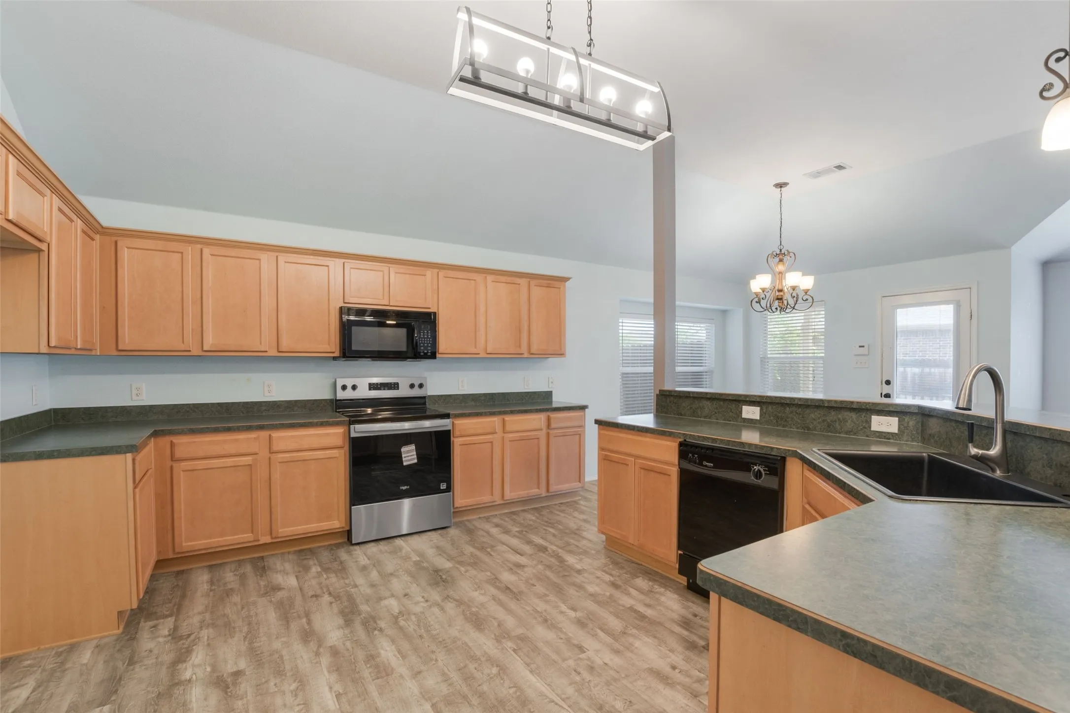 Single Family Residence For Sale in Parker County , 112 Bridlewood Street, Azle, Texas 76020, 3 Bedroom, 2 Bathroom, 2 Garage spaces, 1,731 Sqft, built in 2005, mls#21302909, Real Estate Agent in Azle, Homes For Sale in Parker county, Homes For Sale in Azle, Realtor in Azle Texas, Real Estate Brokerage Independent Realty Texas, Luminita Cordes Realtor