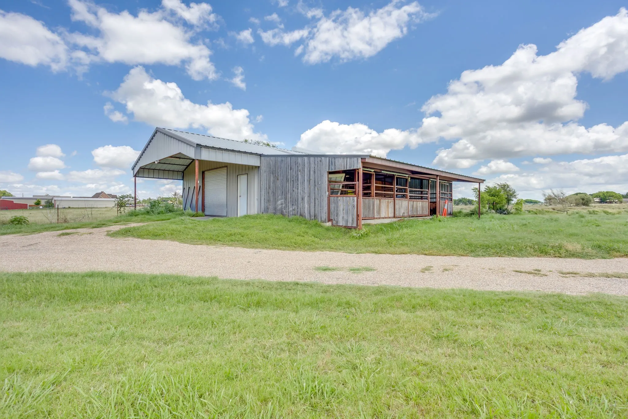 Farm For Sale in Johnson County , 11533 Fm 2258, Grandview, Texas 76050, 4 Bedroom, 3 Bathroom, 2 Garage spaces, 2,372 Sqft, built in 1989, mls#21281637, Real Estate Agent in Grandview, Homes For Sale in Johnson county, Homes For Sale in Grandview, Realtor in Grandview Texas, Real Estate Brokerage Independent Realty Texas, Luminita Cordes Realtor