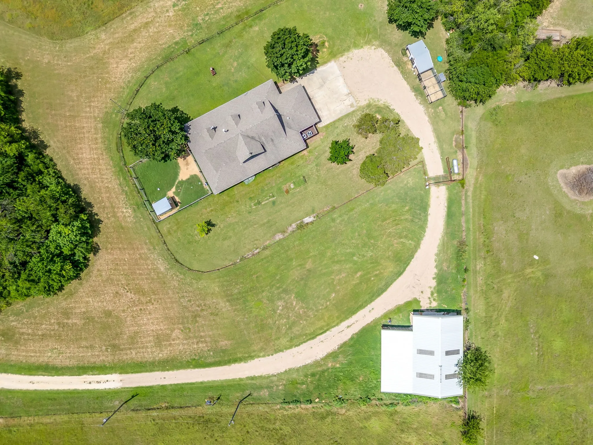 Farm For Sale in Johnson County , 11533 Fm 2258, Grandview, Texas 76050, 4 Bedroom, 3 Bathroom, 2 Garage spaces, 2,372 Sqft, built in 1989, mls#21281637, Real Estate Agent in Grandview, Homes For Sale in Johnson county, Homes For Sale in Grandview, Realtor in Grandview Texas, Real Estate Brokerage Independent Realty Texas, Luminita Cordes Realtor