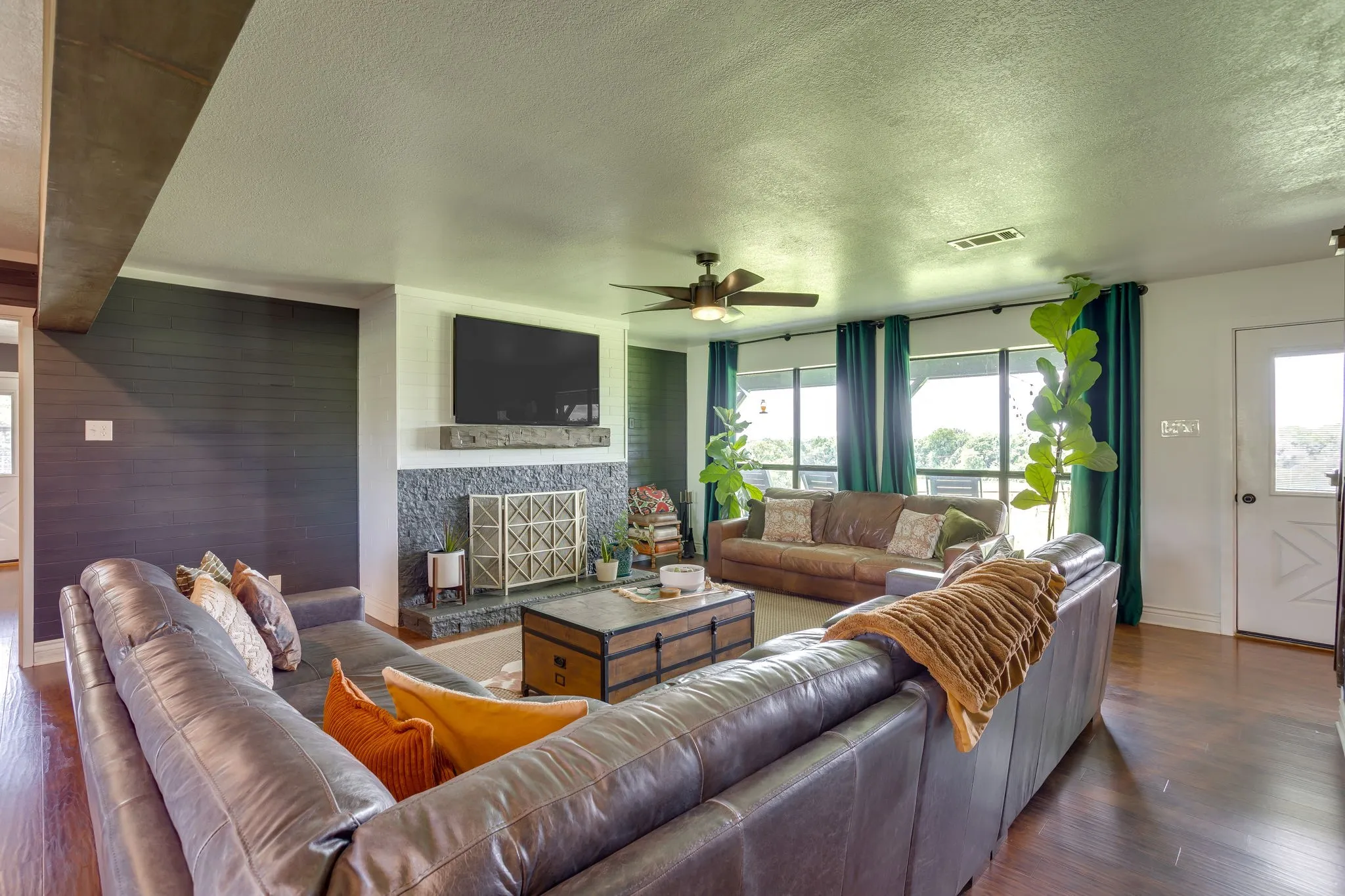 Farm For Sale in Johnson County , 11533 Fm 2258, Grandview, Texas 76050, 4 Bedroom, 3 Bathroom, 2 Garage spaces, 2,372 Sqft, built in 1989, mls#21281637, Real Estate Agent in Grandview, Homes For Sale in Johnson county, Homes For Sale in Grandview, Realtor in Grandview Texas, Real Estate Brokerage Independent Realty Texas, Luminita Cordes Realtor