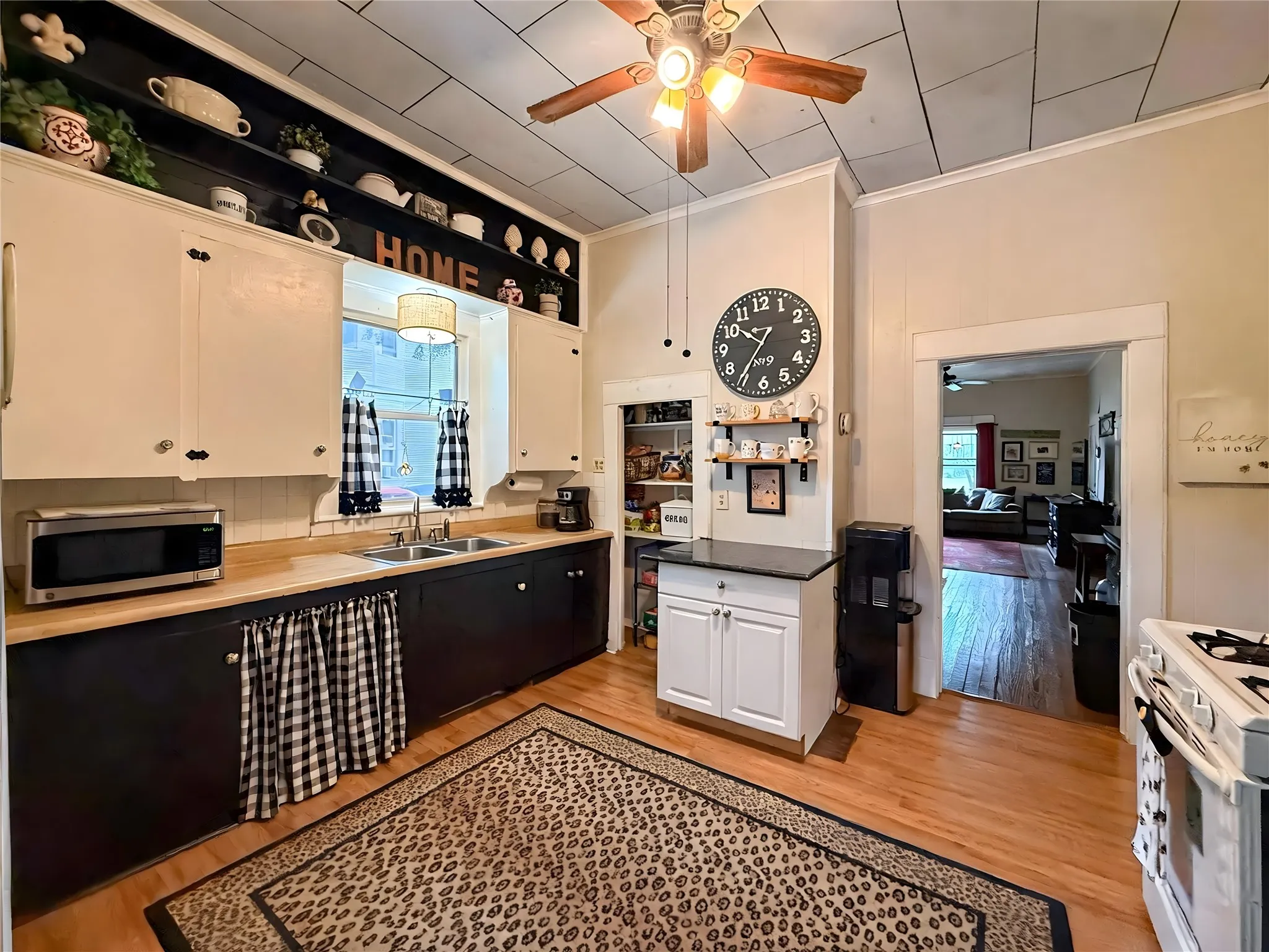 Single Family Residence For Sale in Denton County , 1309 N Austin Street, Denton, Texas 76201, 3 Bedroom, 2 Bathroom, Garage spaces, 1,486 Sqft, built in 1959, mls#21301892, Real Estate Agent in Denton, Homes For Sale in Denton county, Homes For Sale in Denton, Realtor in Denton Texas, Real Estate Brokerage Independent Realty Texas, Luminita Cordes Realtor