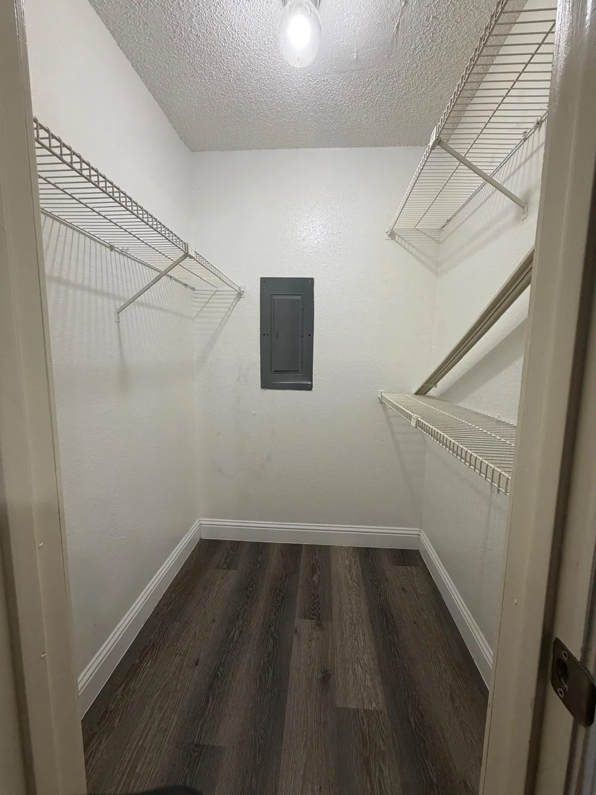Townhouse For Sale in Tarrant County , 2304 Balsam Drive E107, Arlington, Texas 76006, 2 Bedroom, 1 Bathroom, Garage spaces, 808 Sqft, built in 1981, mls#21300283, Real Estate Agent in Arlington, Homes For Sale in Tarrant county, Homes For Sale in Arlington, Realtor in Arlington Texas, Real Estate Brokerage Independent Realty Texas, Luminita Cordes Realtor