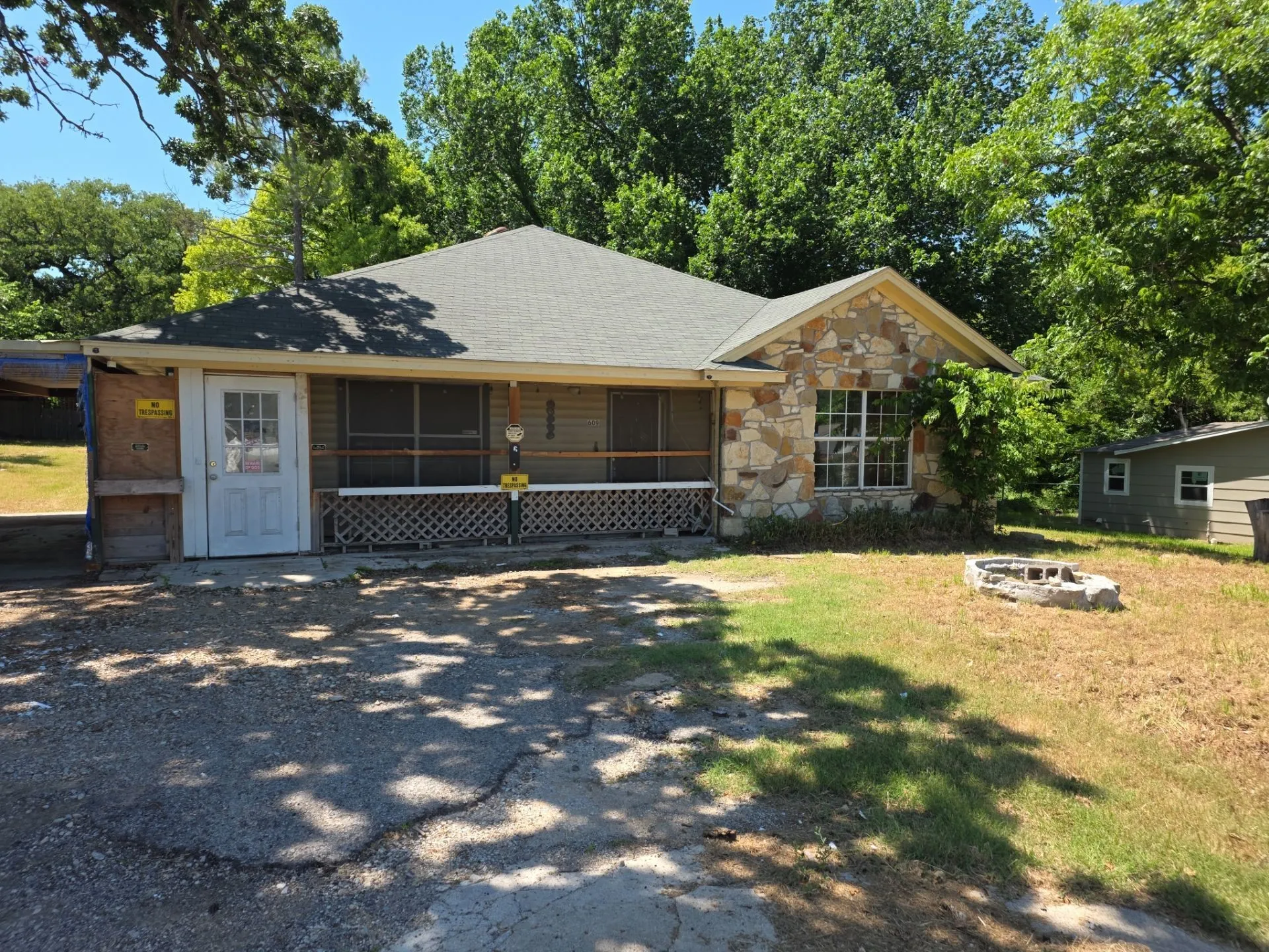 Single Family Residence For Sale in Parker County , 609 Bryan Street, Weatherford, Texas 76086, 3 Bedroom, 2 Bathroom, Garage spaces, 1,730 Sqft, built in 1998, mls#21302958, Real Estate Agent in Weatherford, Homes For Sale in Parker county, Homes For Sale in Weatherford, Realtor in Weatherford Texas, Real Estate Brokerage Independent Realty Texas, Luminita Cordes Realtor