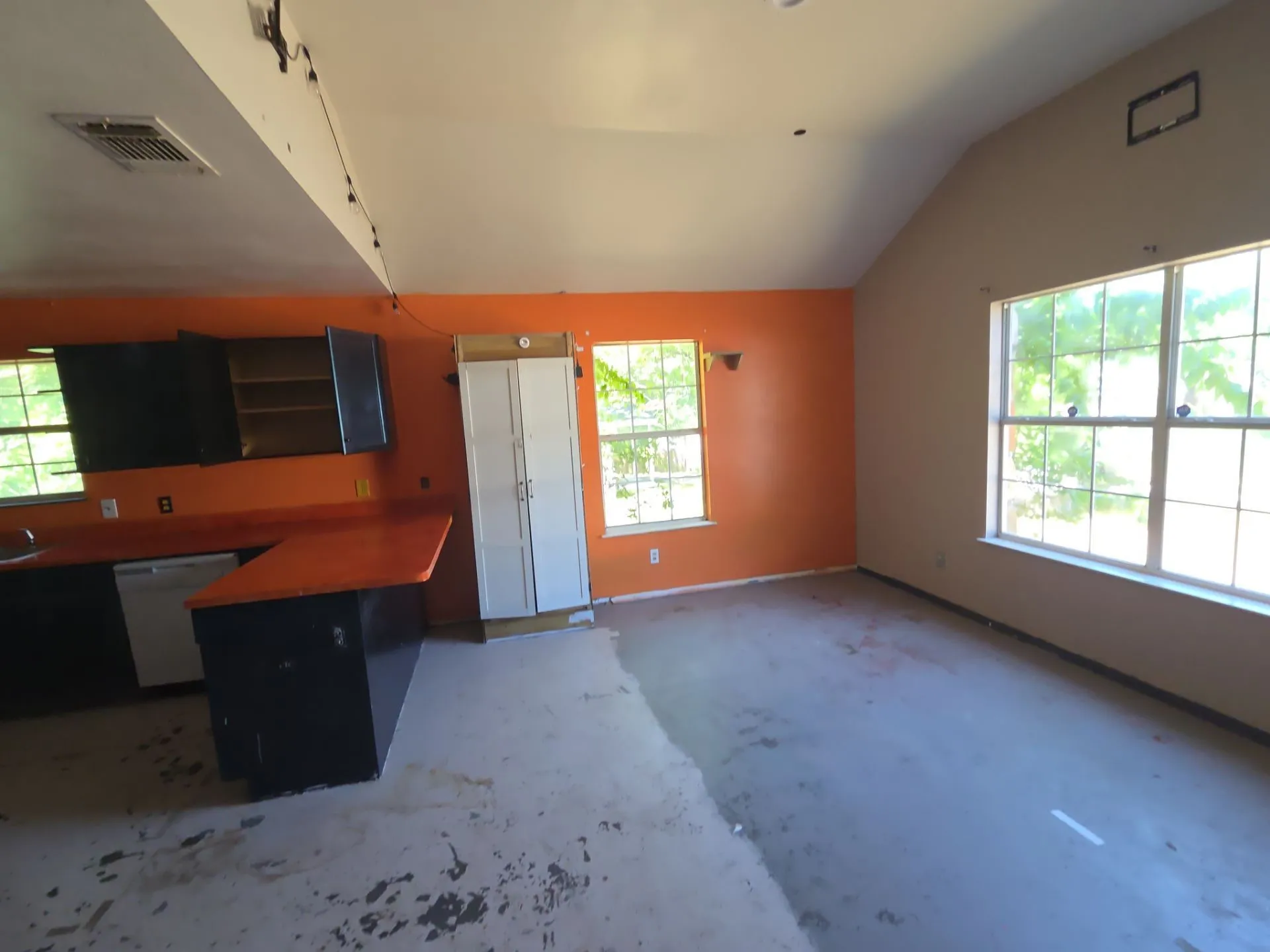 Single Family Residence For Sale in Parker County , 609 Bryan Street, Weatherford, Texas 76086, 3 Bedroom, 2 Bathroom, Garage spaces, 1,730 Sqft, built in 1998, mls#21302958, Real Estate Agent in Weatherford, Homes For Sale in Parker county, Homes For Sale in Weatherford, Realtor in Weatherford Texas, Real Estate Brokerage Independent Realty Texas, Luminita Cordes Realtor