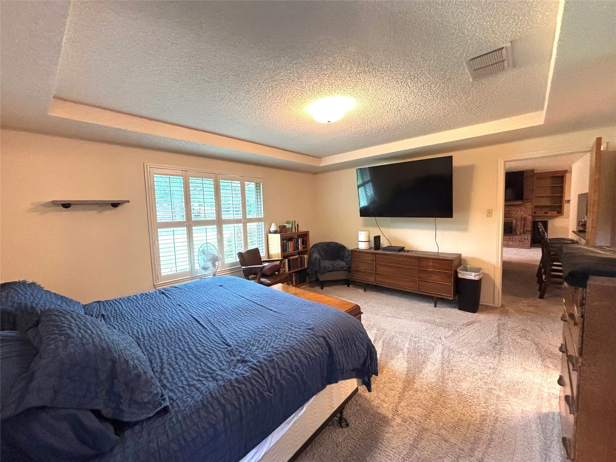 Recessed ceiling with central lighting fixture