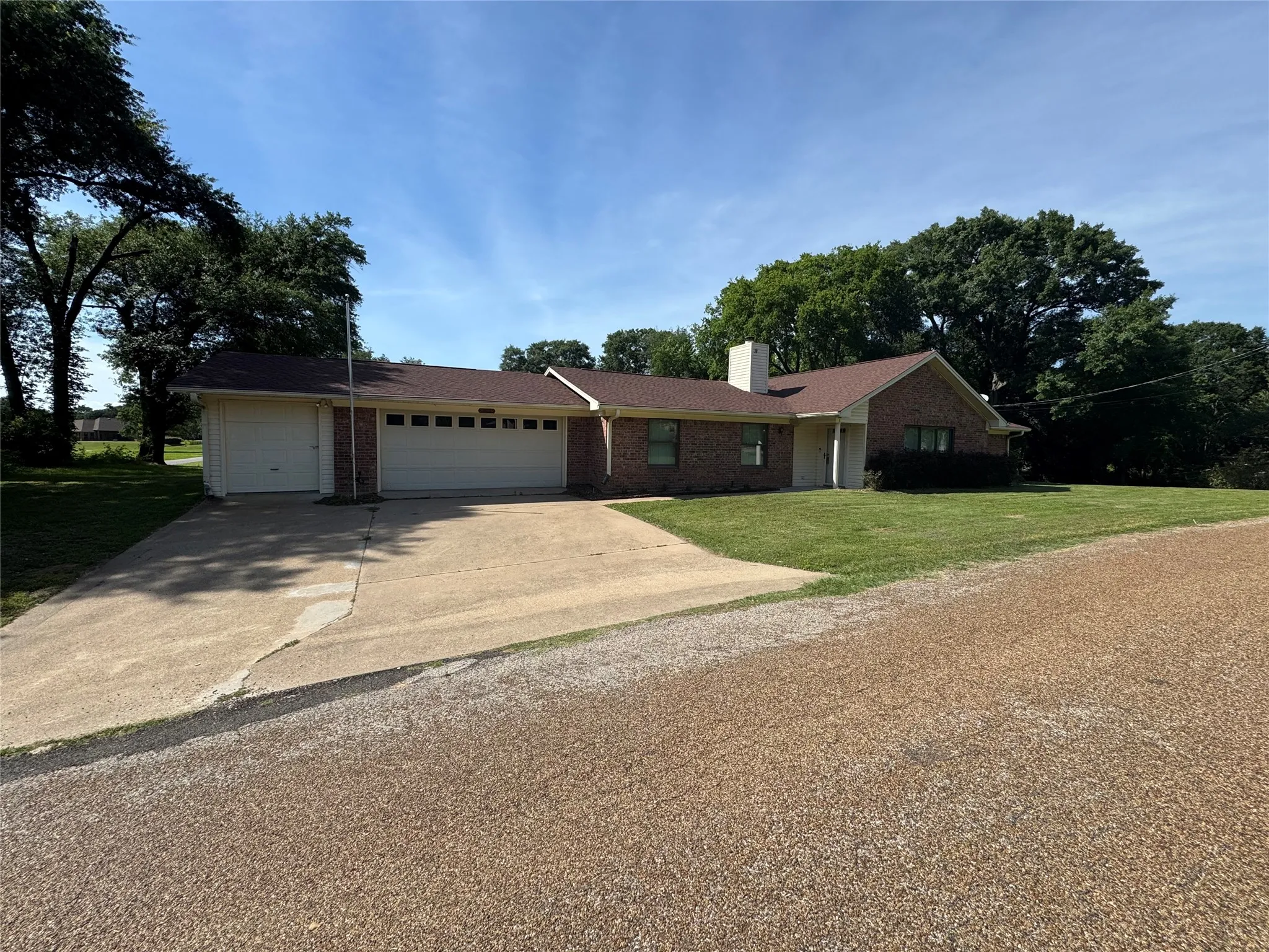 Single Family Residence For Sale in Kaufman County , 10725 Legg Drive, Kemp, Texas 75143, 3 Bedroom, 2 Bathroom, 3 Garage spaces, 1,796 Sqft, built in 1985, mls#21299684, Real Estate Agent in Kemp, Homes For Sale in Kaufman county, Homes For Sale in Kemp, Realtor in Kemp Texas, Real Estate Brokerage Independent Realty Texas, Luminita Cordes Realtor
