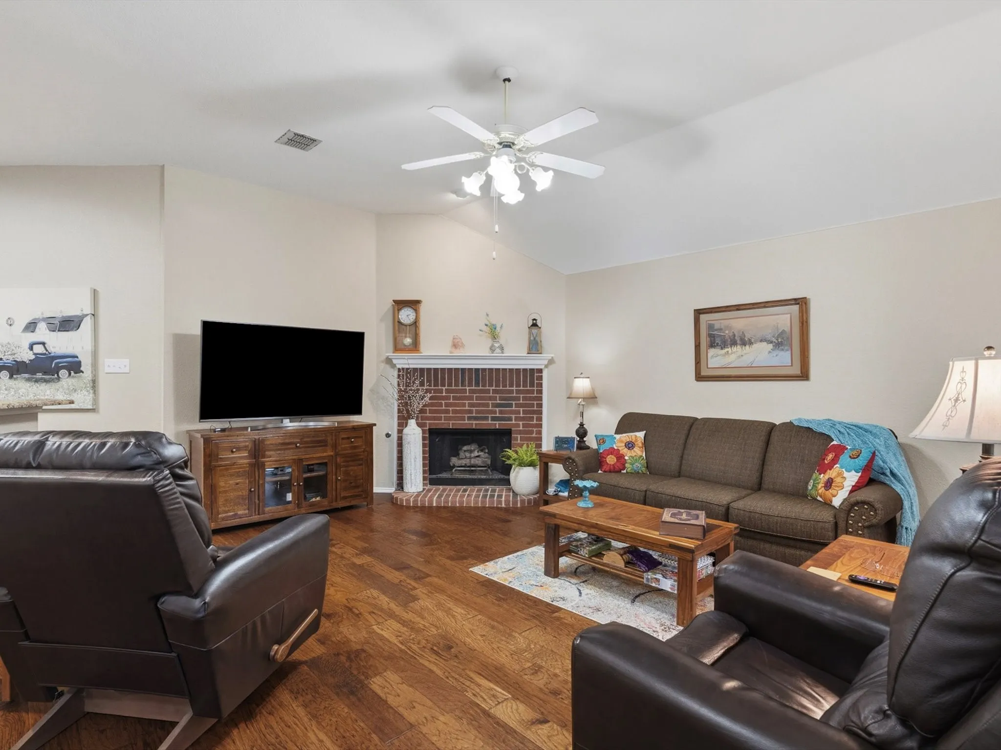 Single Family Residence For Sale in Collin County , 7317 Stone Hearth Drive, Frisco, Texas 75035, 3 Bedroom, 2 Bathroom, 2 Garage spaces, 1,904 Sqft, built in 1998, mls#21302961, Real Estate Agent in Frisco, Homes For Sale in Collin county, Homes For Sale in Frisco, Realtor in Frisco Texas, Real Estate Brokerage Independent Realty Texas, Luminita Cordes Realtor