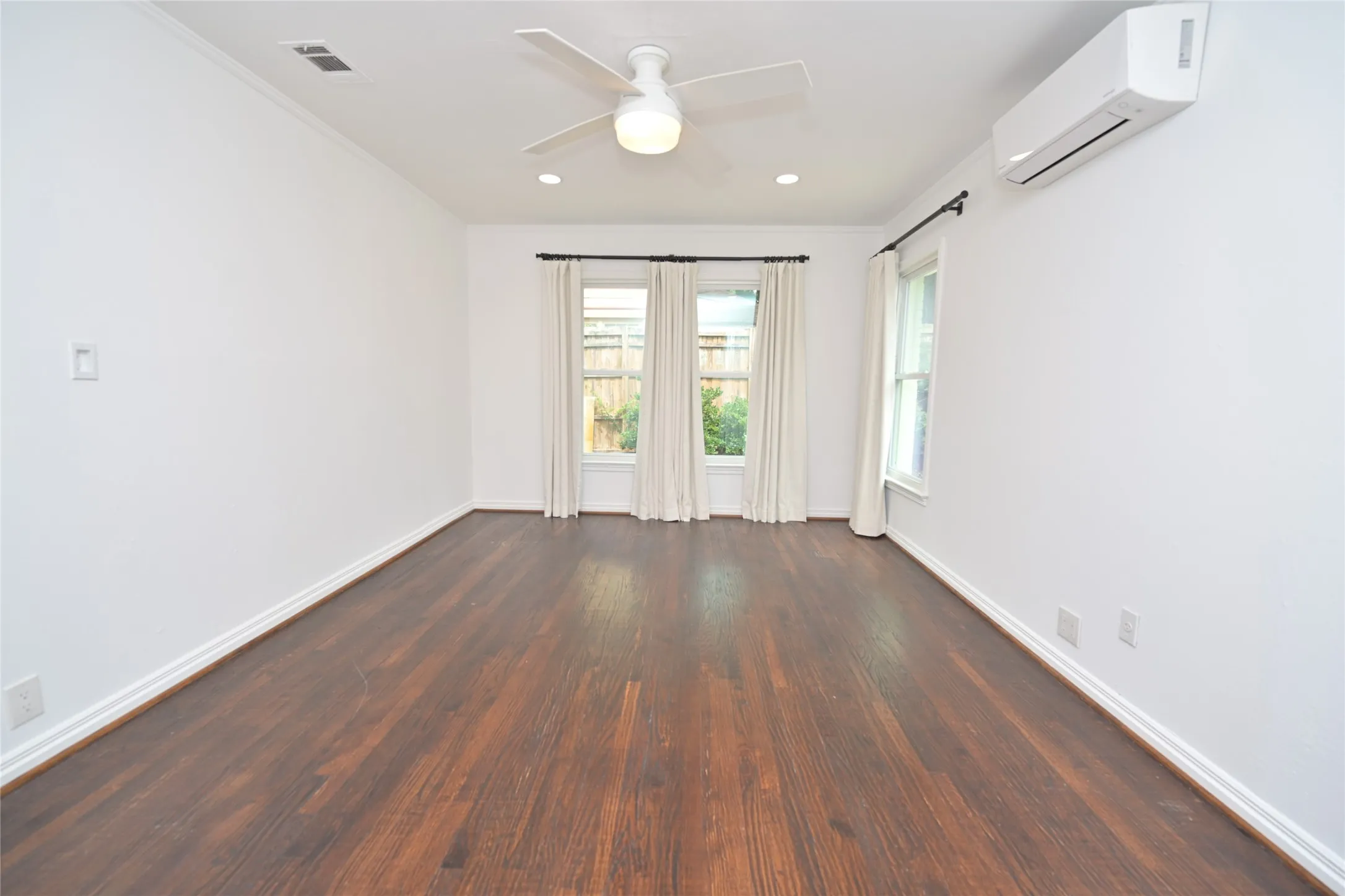 Single Family Residence For Sale in Dallas County , 2226 Carnes Street, Dallas, Texas 75208, 3 Bedroom, 2 Bathroom, 2 Garage spaces, 1,643 Sqft, built in 1940, mls#21222469, Real Estate Agent in Dallas, Homes For Sale in Dallas county, Homes For Sale in Dallas, Realtor in Dallas Texas, Real Estate Brokerage Independent Realty Texas, Luminita Cordes Realtor