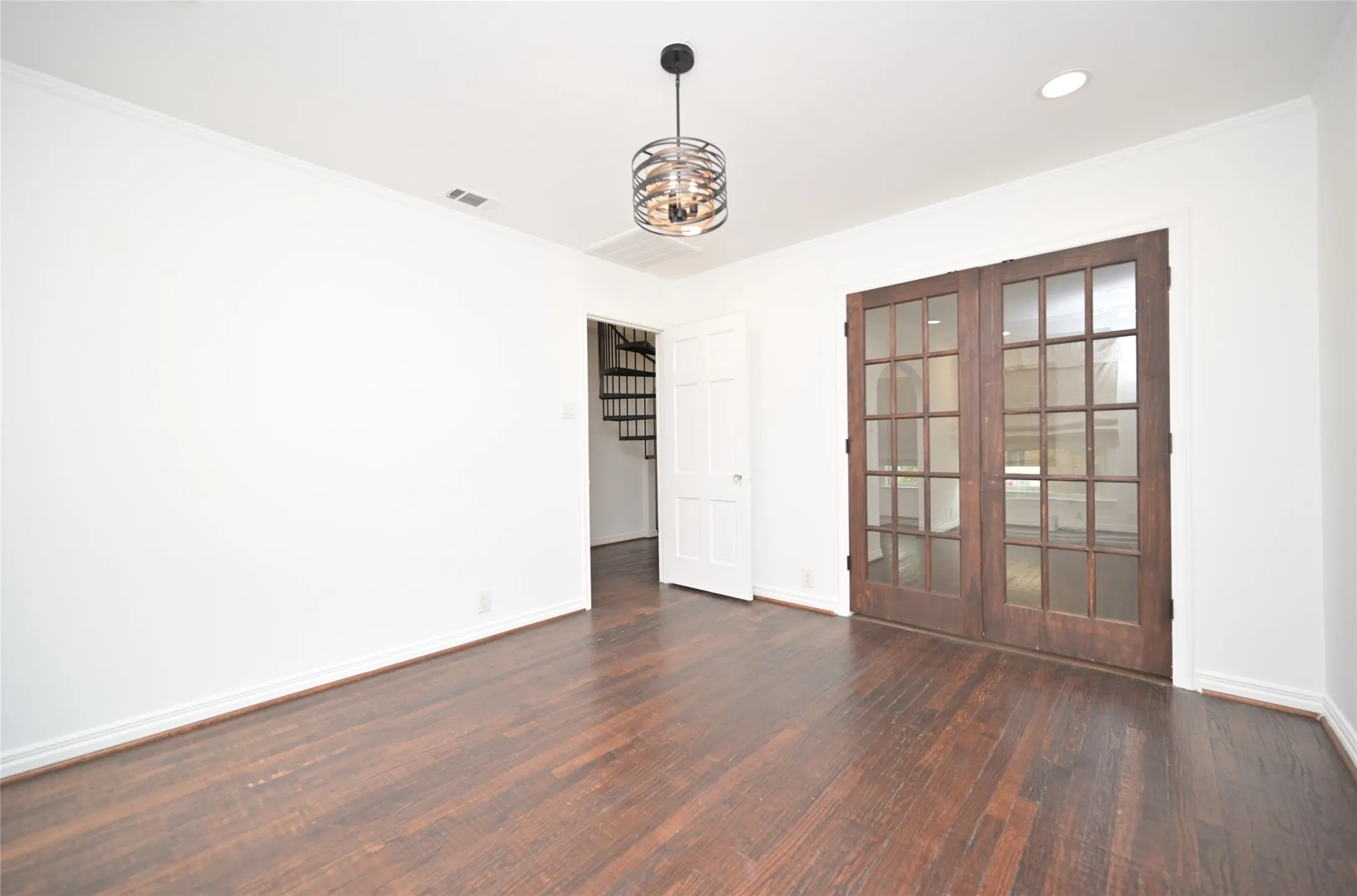 Single Family Residence For Sale in Dallas County , 2226 Carnes Street, Dallas, Texas 75208, 3 Bedroom, 2 Bathroom, 2 Garage spaces, 1,643 Sqft, built in 1940, mls#21222469, Real Estate Agent in Dallas, Homes For Sale in Dallas county, Homes For Sale in Dallas, Realtor in Dallas Texas, Real Estate Brokerage Independent Realty Texas, Luminita Cordes Realtor