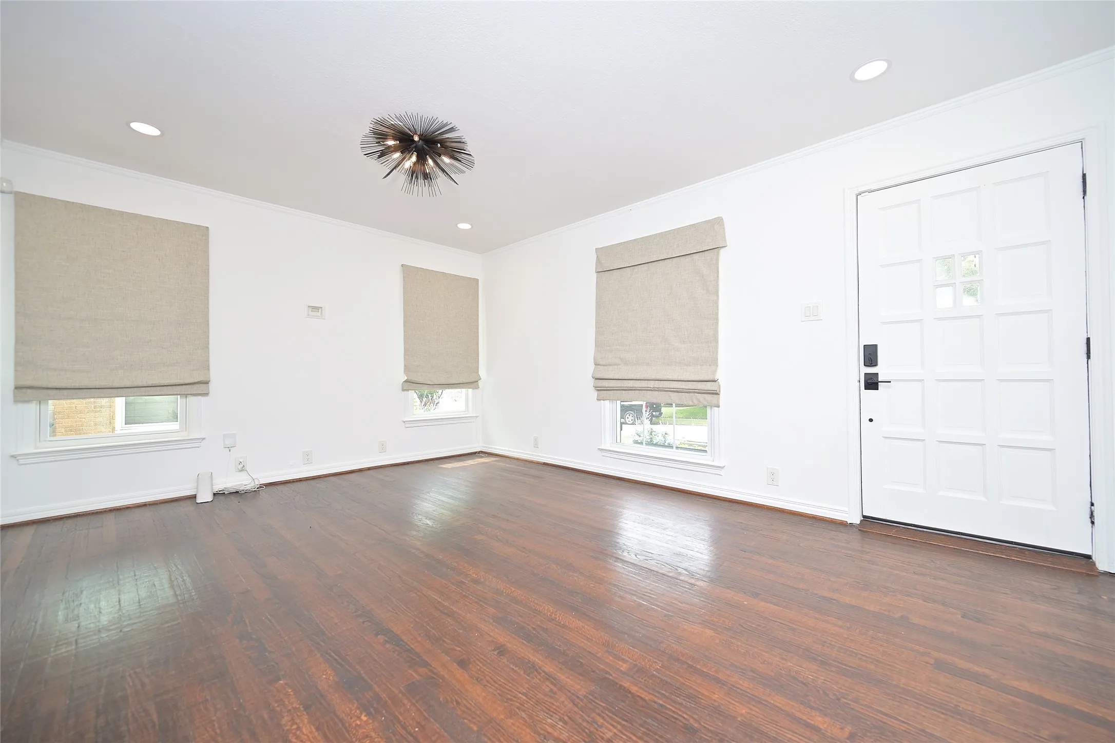 Single Family Residence For Sale in Dallas County , 2226 Carnes Street, Dallas, Texas 75208, 3 Bedroom, 2 Bathroom, 2 Garage spaces, 1,643 Sqft, built in 1940, mls#21222469, Real Estate Agent in Dallas, Homes For Sale in Dallas county, Homes For Sale in Dallas, Realtor in Dallas Texas, Real Estate Brokerage Independent Realty Texas, Luminita Cordes Realtor