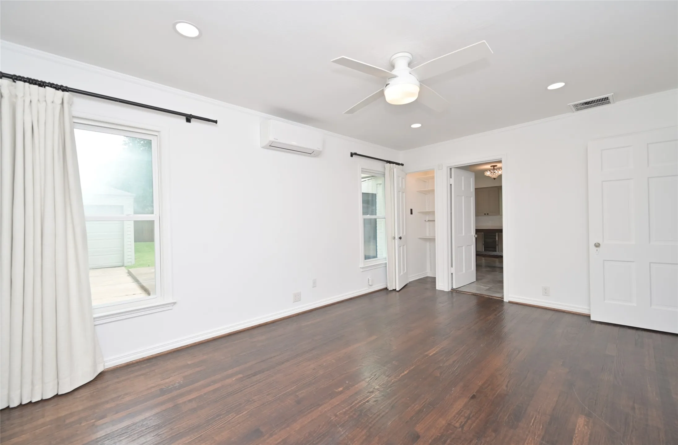 Single Family Residence For Sale in Dallas County , 2226 Carnes Street, Dallas, Texas 75208, 3 Bedroom, 2 Bathroom, 2 Garage spaces, 1,643 Sqft, built in 1940, mls#21222469, Real Estate Agent in Dallas, Homes For Sale in Dallas county, Homes For Sale in Dallas, Realtor in Dallas Texas, Real Estate Brokerage Independent Realty Texas, Luminita Cordes Realtor