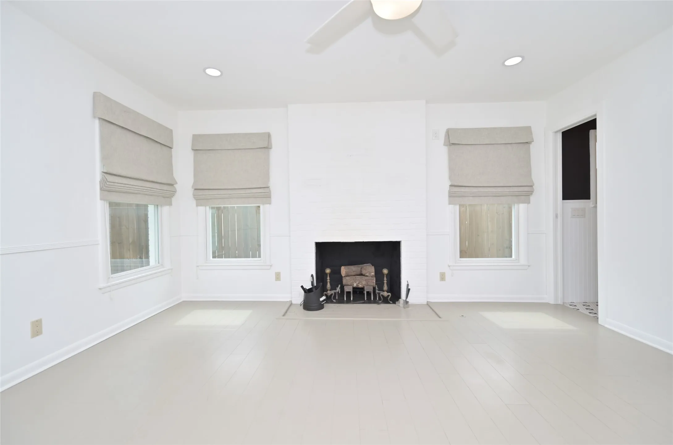 Single Family Residence For Sale in Dallas County , 2226 Carnes Street, Dallas, Texas 75208, 3 Bedroom, 2 Bathroom, 2 Garage spaces, 1,643 Sqft, built in 1940, mls#21222469, Real Estate Agent in Dallas, Homes For Sale in Dallas county, Homes For Sale in Dallas, Realtor in Dallas Texas, Real Estate Brokerage Independent Realty Texas, Luminita Cordes Realtor